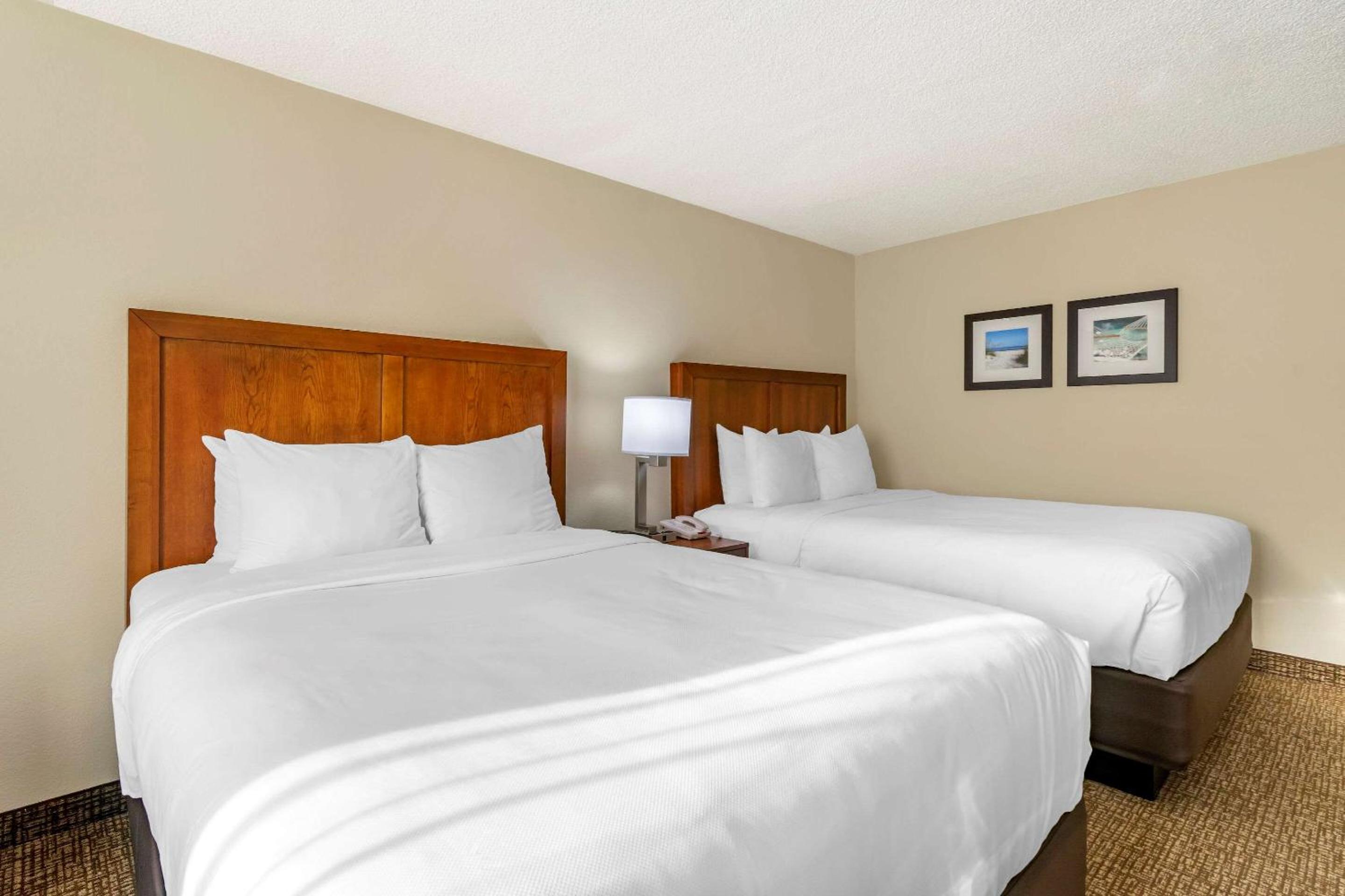 One-Bedroom Suite with Two Queen Beds with Sofa Bed - Non-Smoking - Photo 3