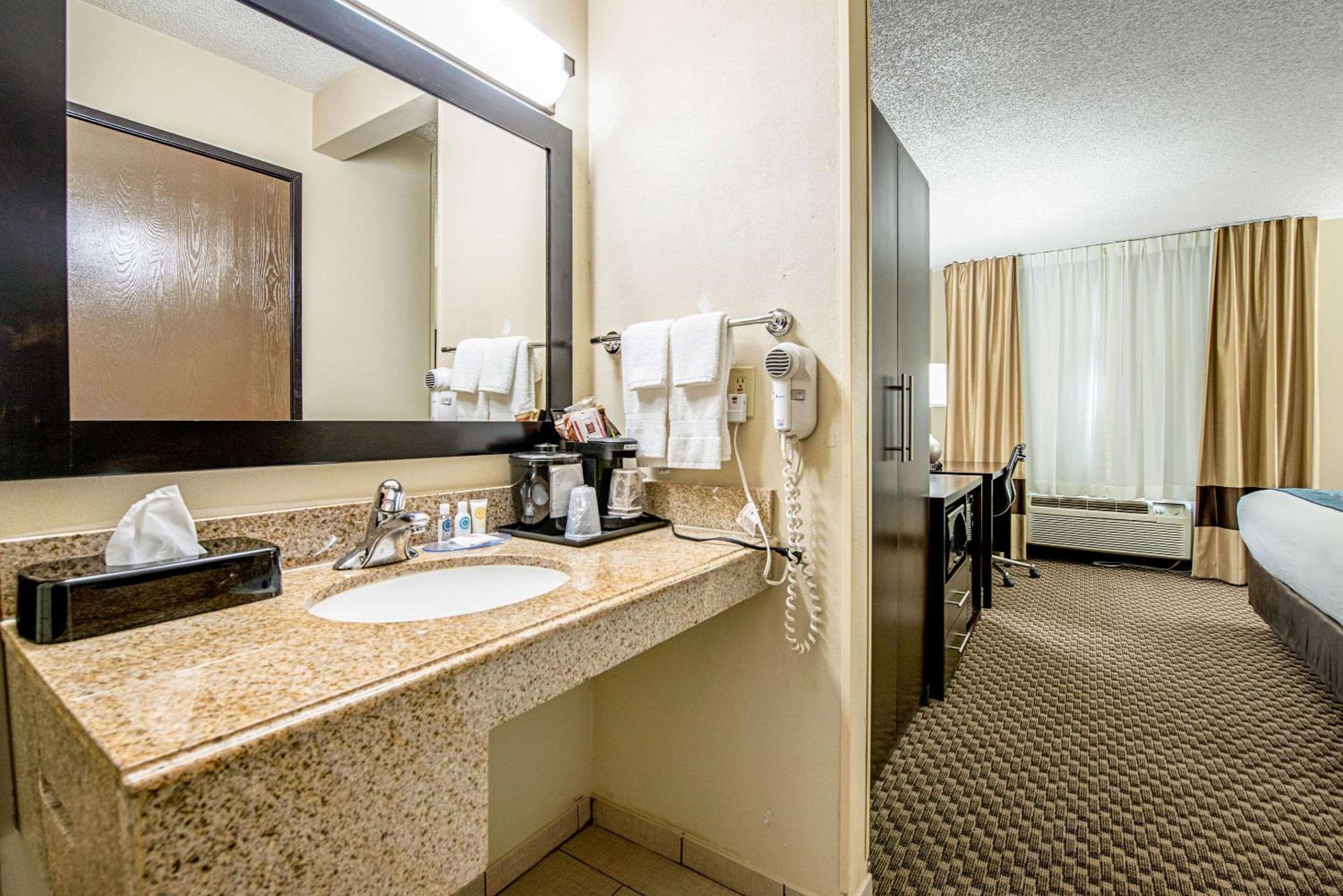 Queen Room With Two Queen Beds - Non-Smoking photo 2