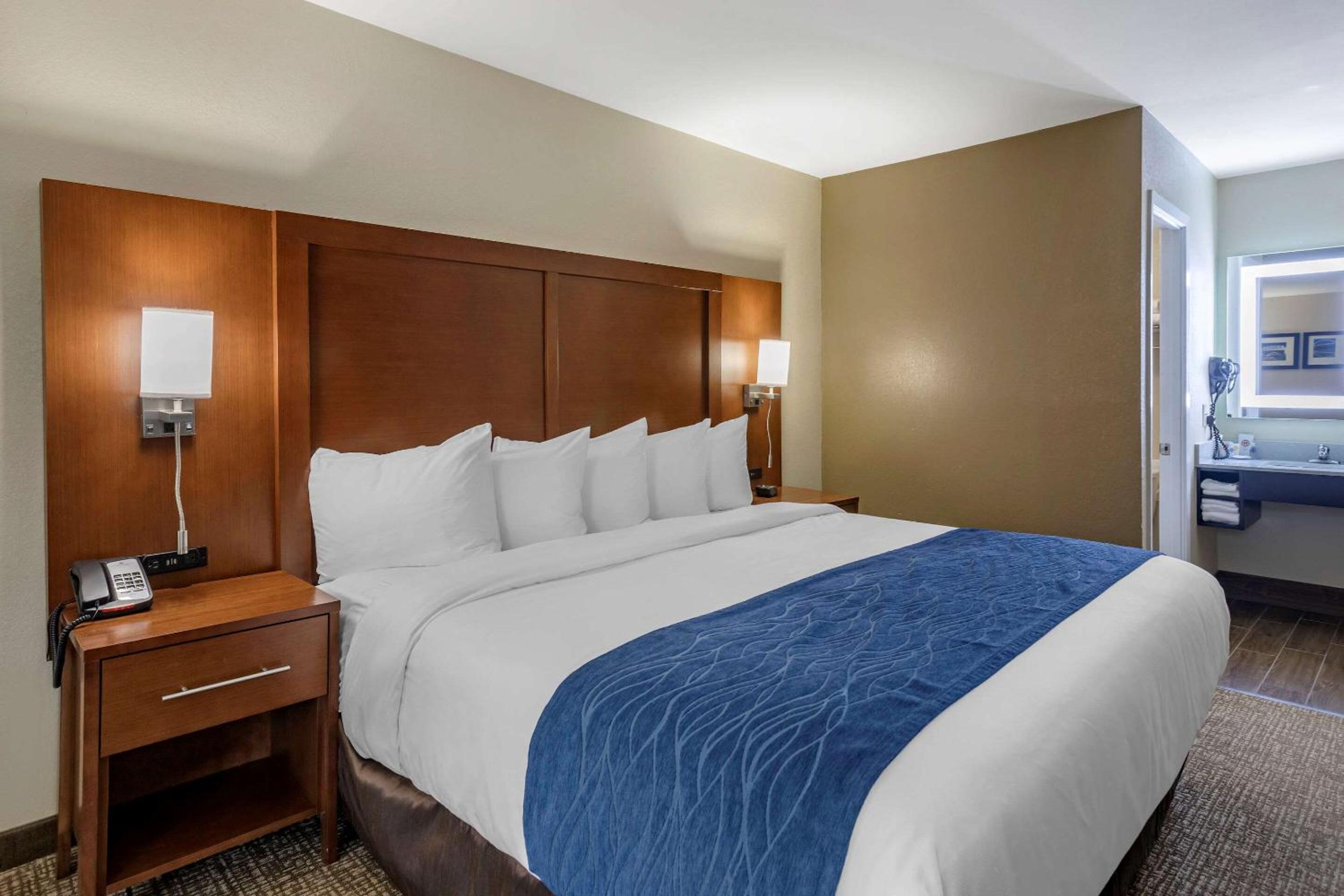 King Room - Non-Smoking - Photo 2