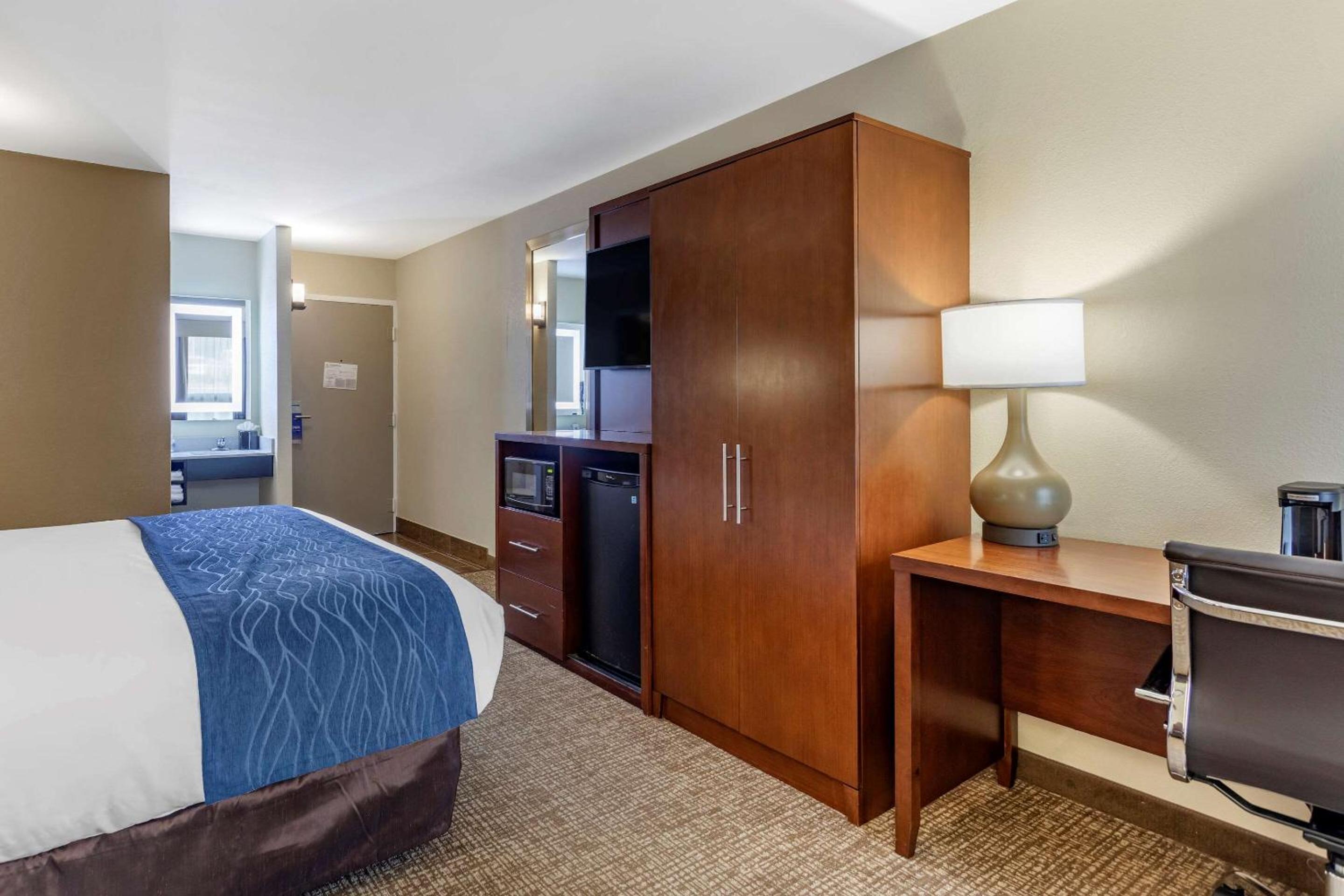 King Room - Non-Smoking - Photo 6