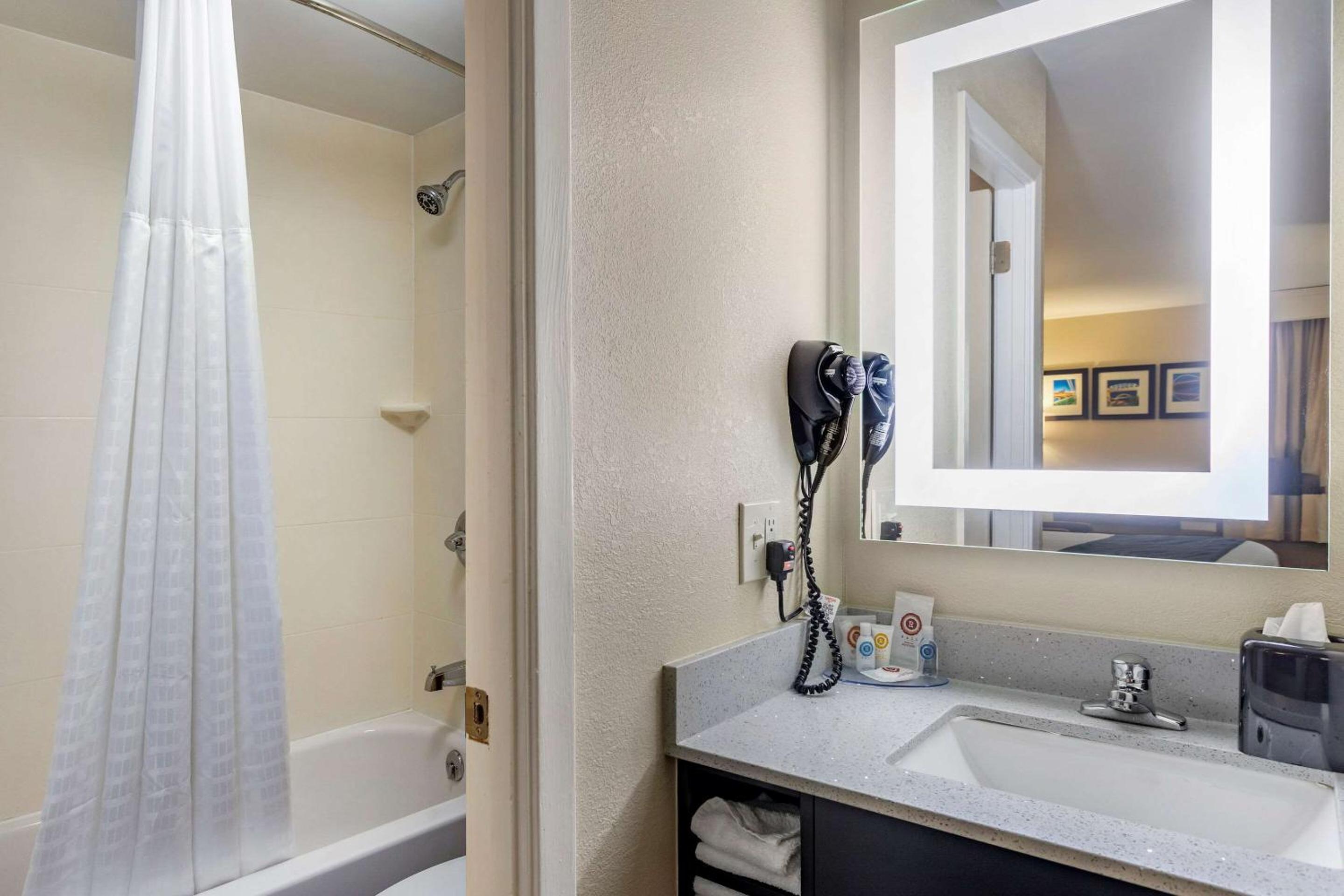 King Room - Non-Smoking - Photo 5