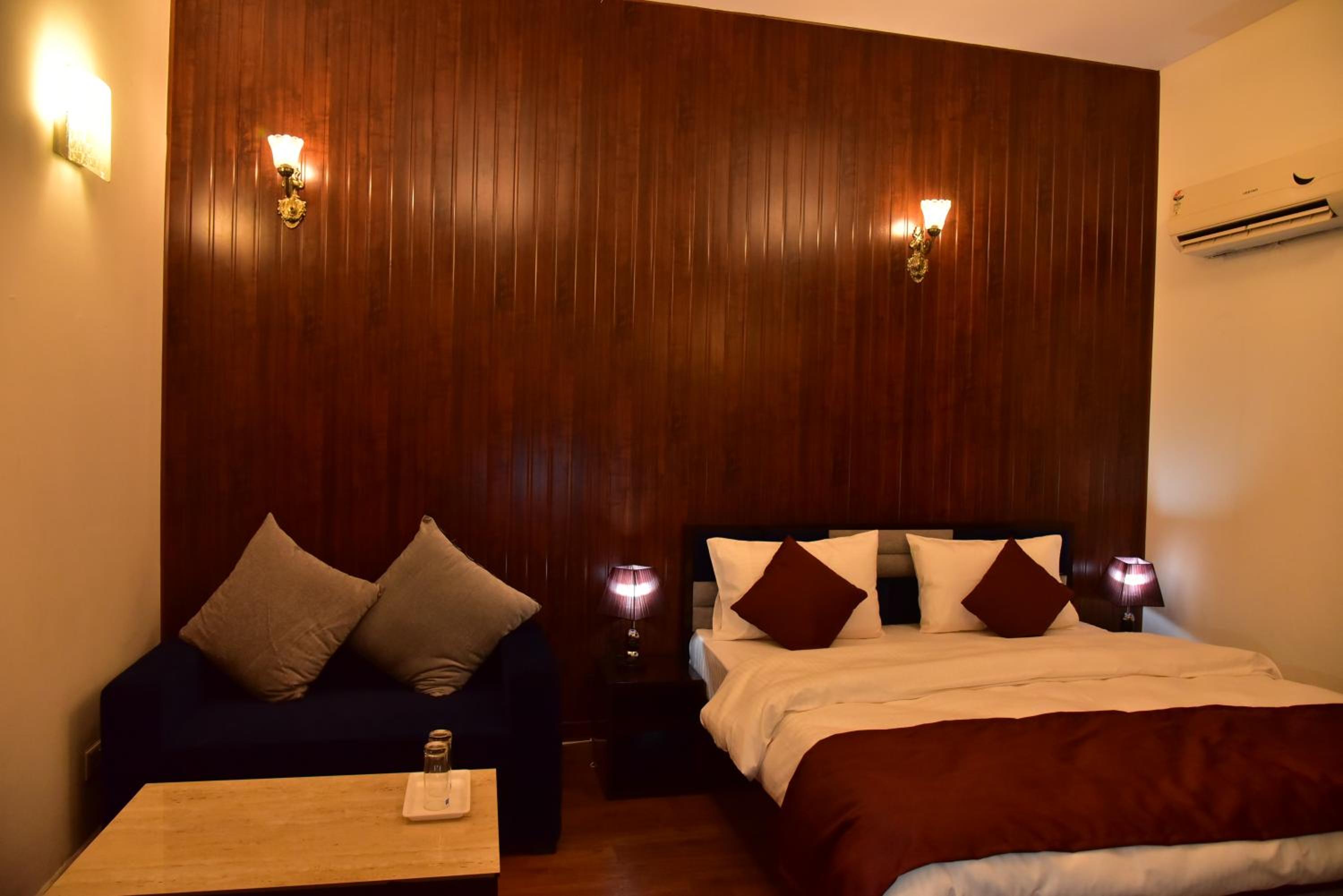 Deluxe King Room photo 1