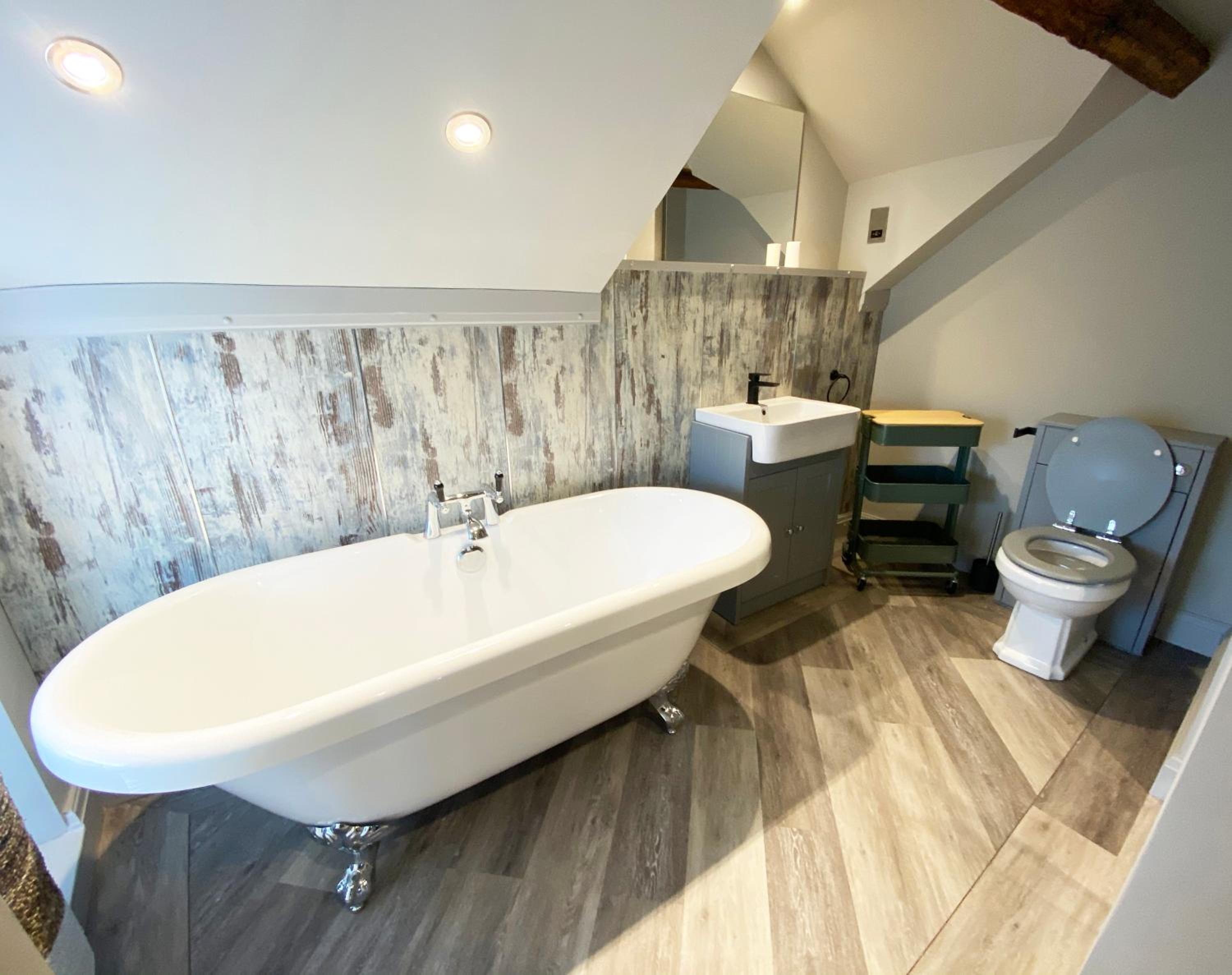 Deluxe King Room - Photo 6