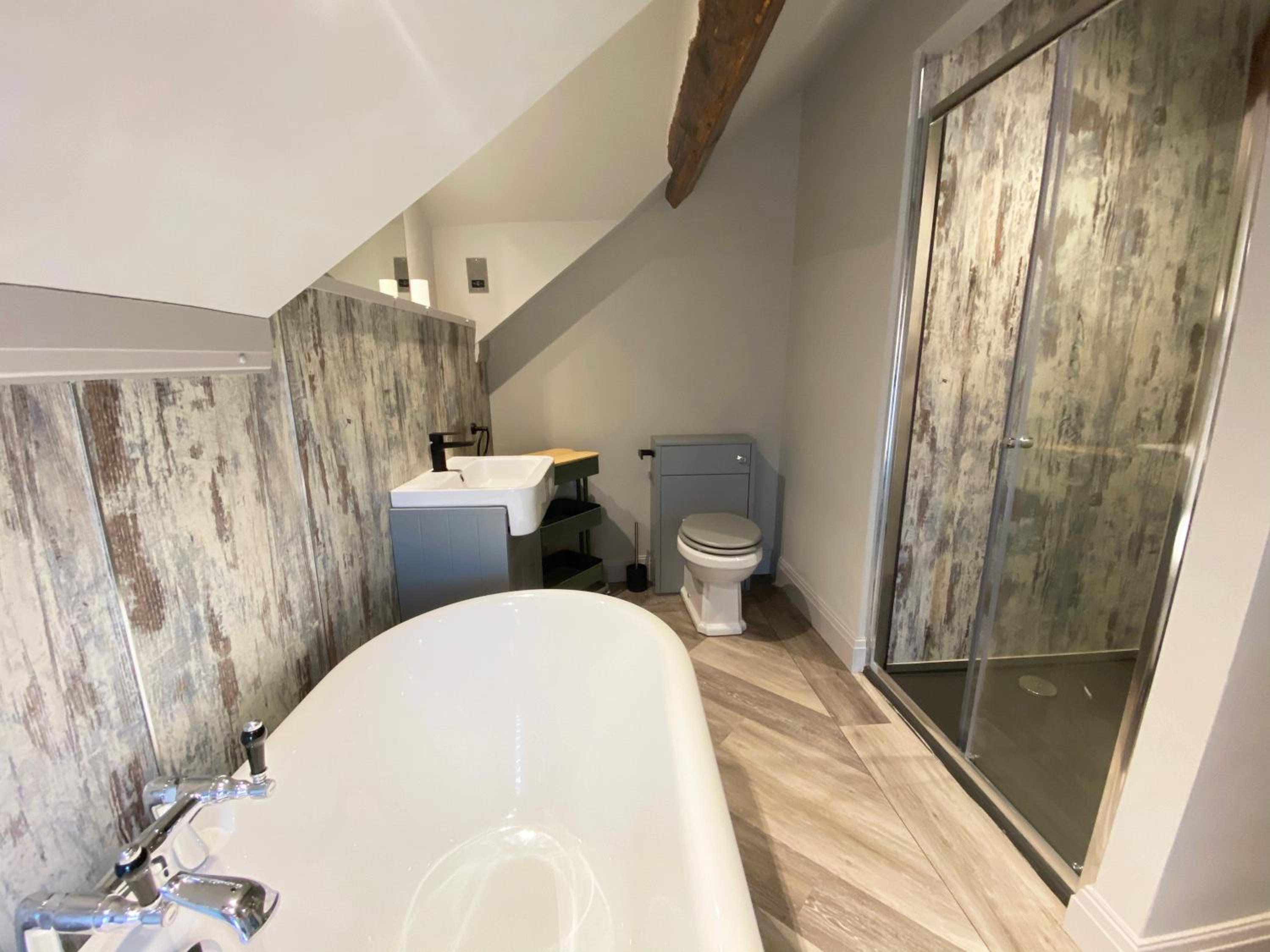 Deluxe King Room - Photo 8