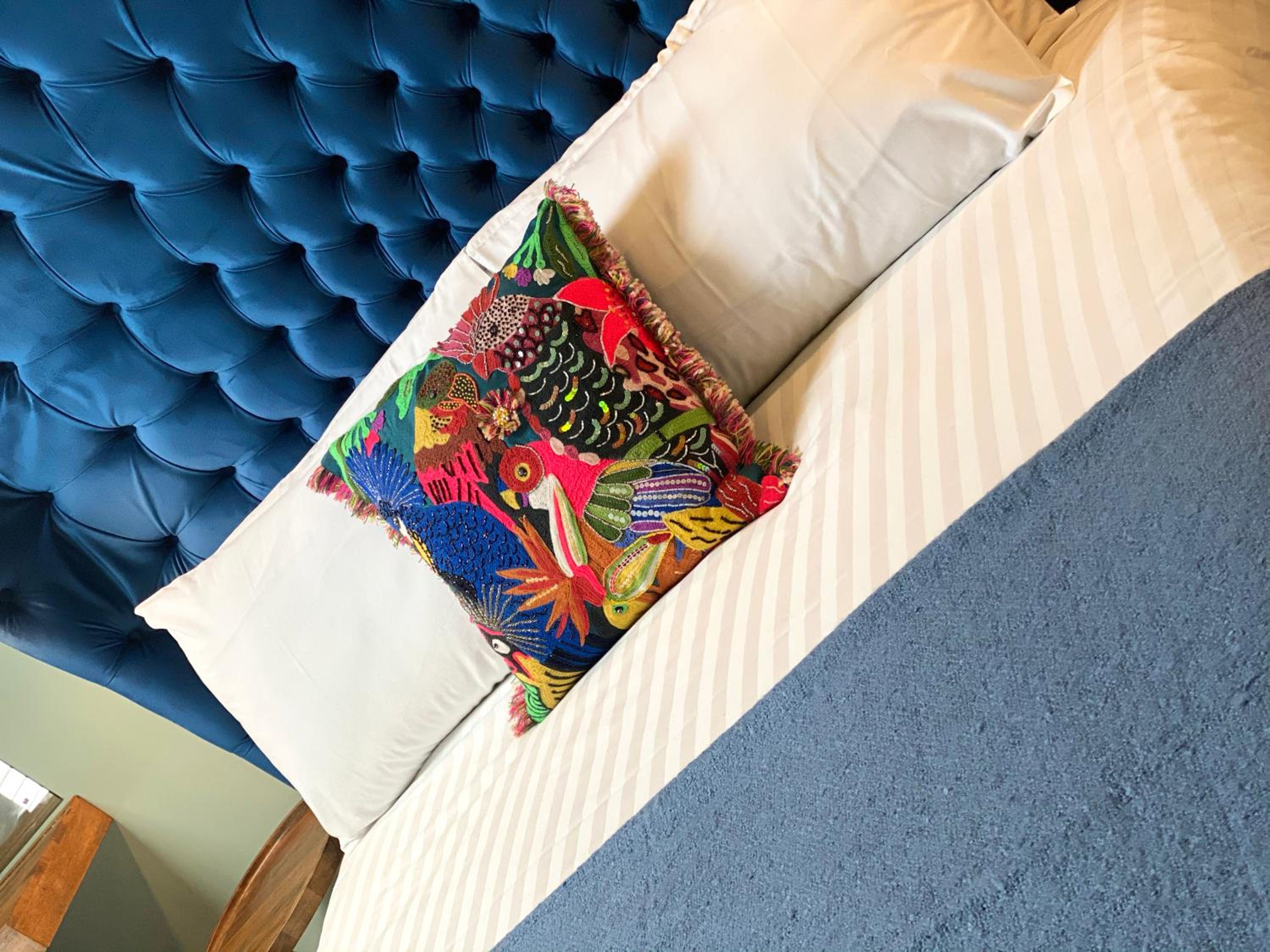Deluxe King Room - Photo 2