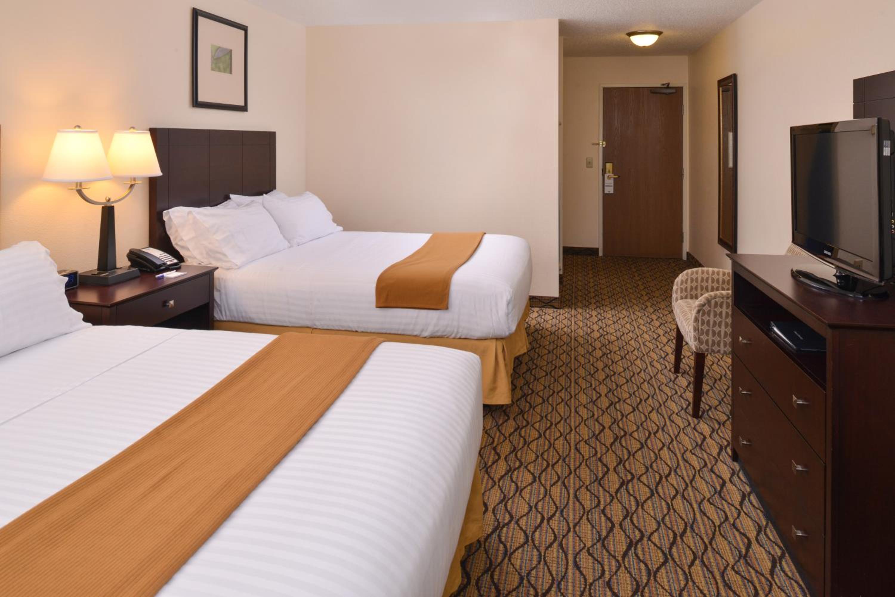 Standard Queen Room With Two Queen Beds - Photo 4