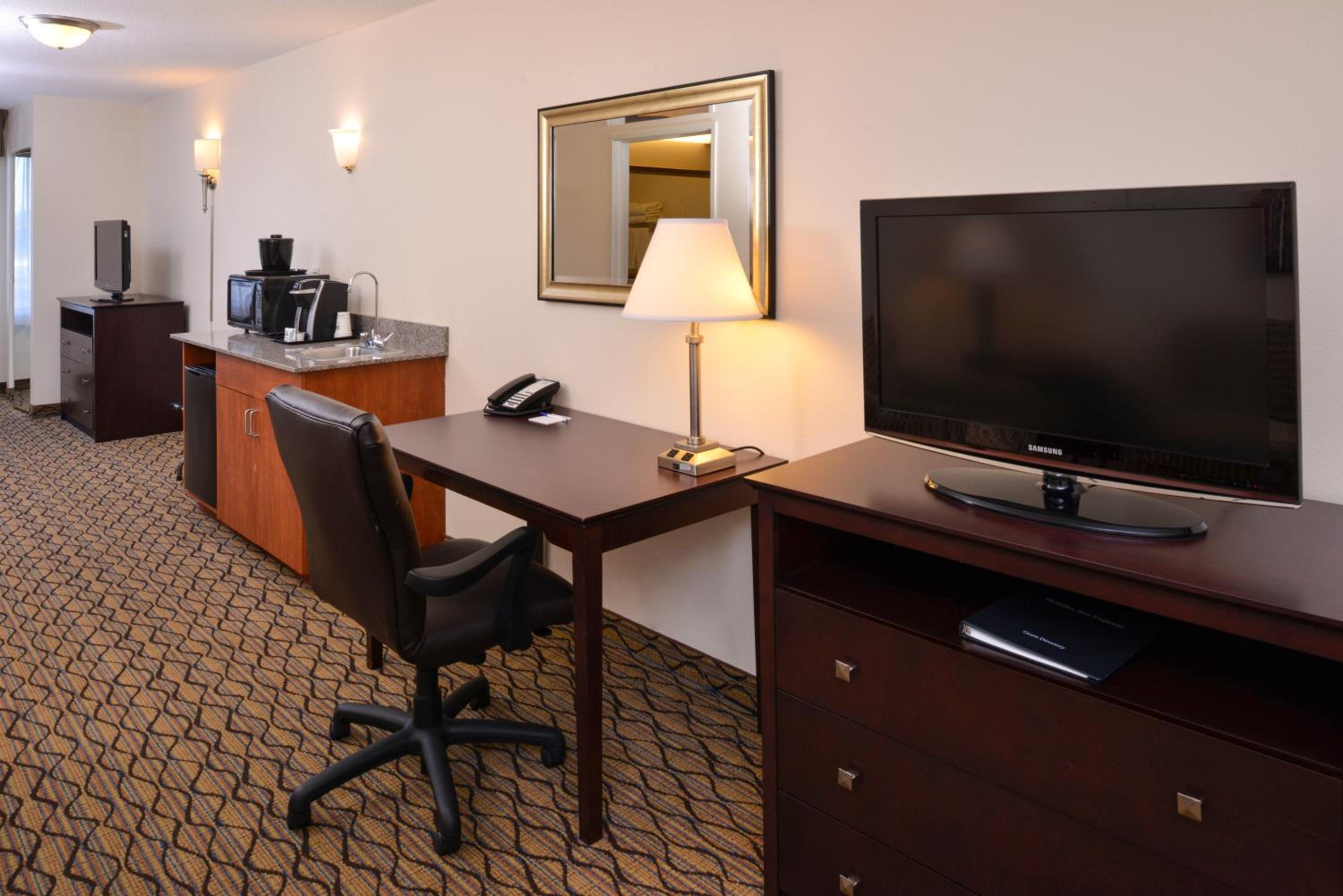 Standard King Room with Sofa Bed - Photo 2