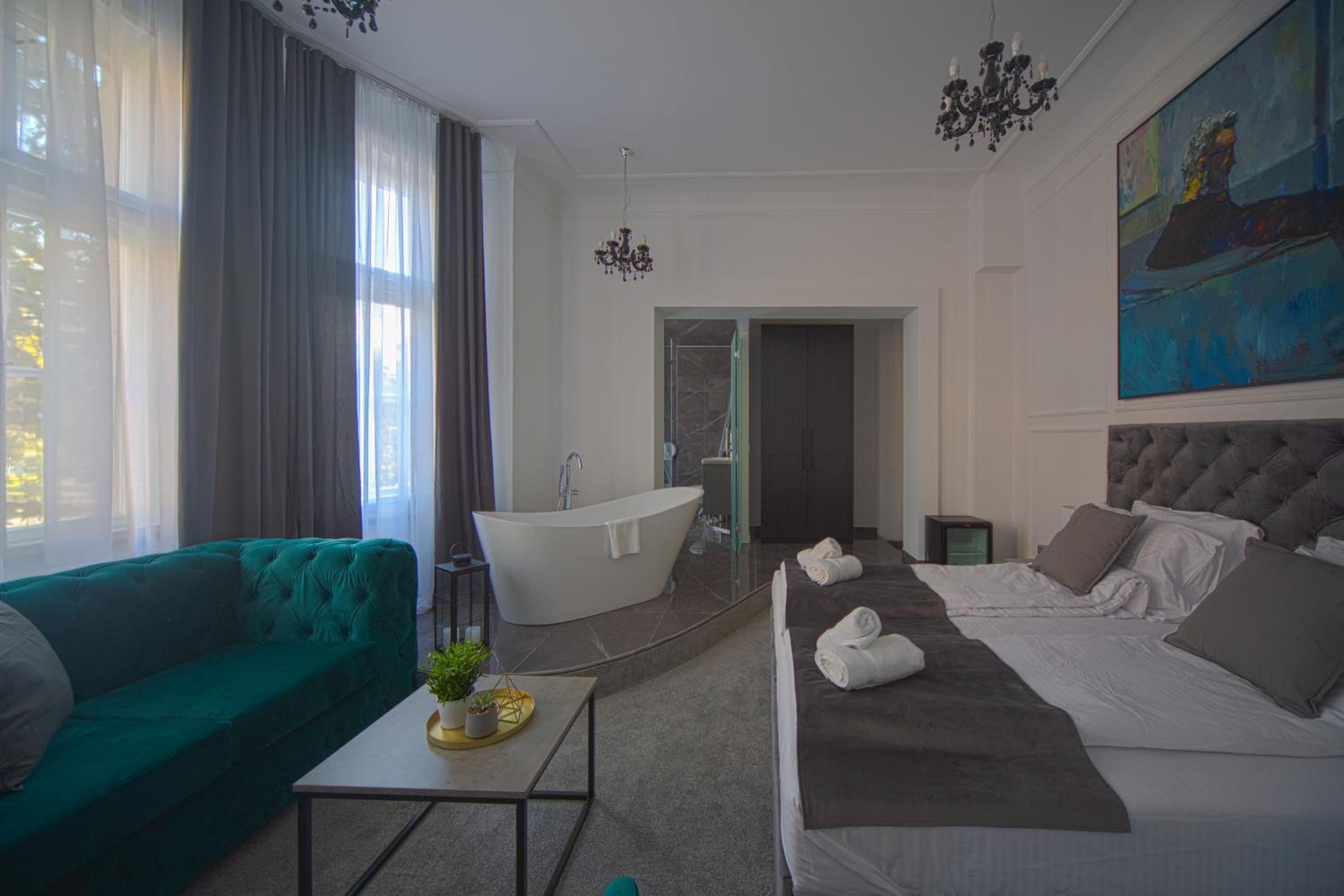 Superior Double Room with City View - Photo 11