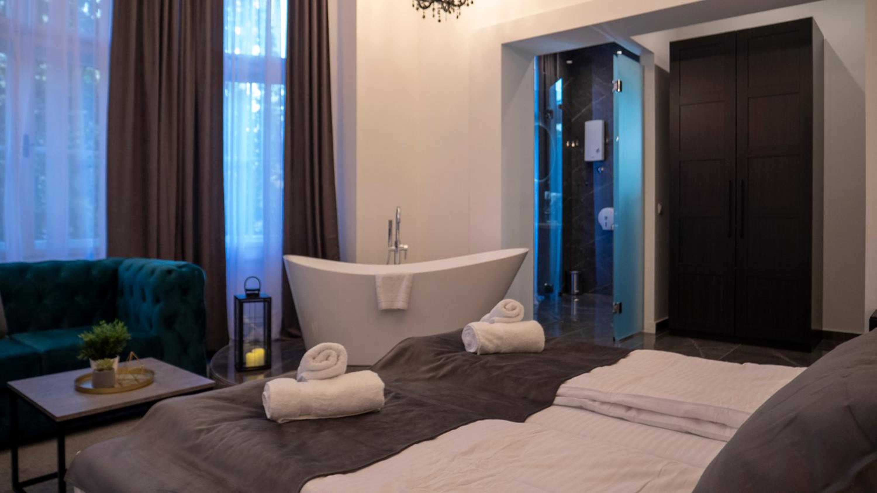 Superior Double Room with City View - Photo 6