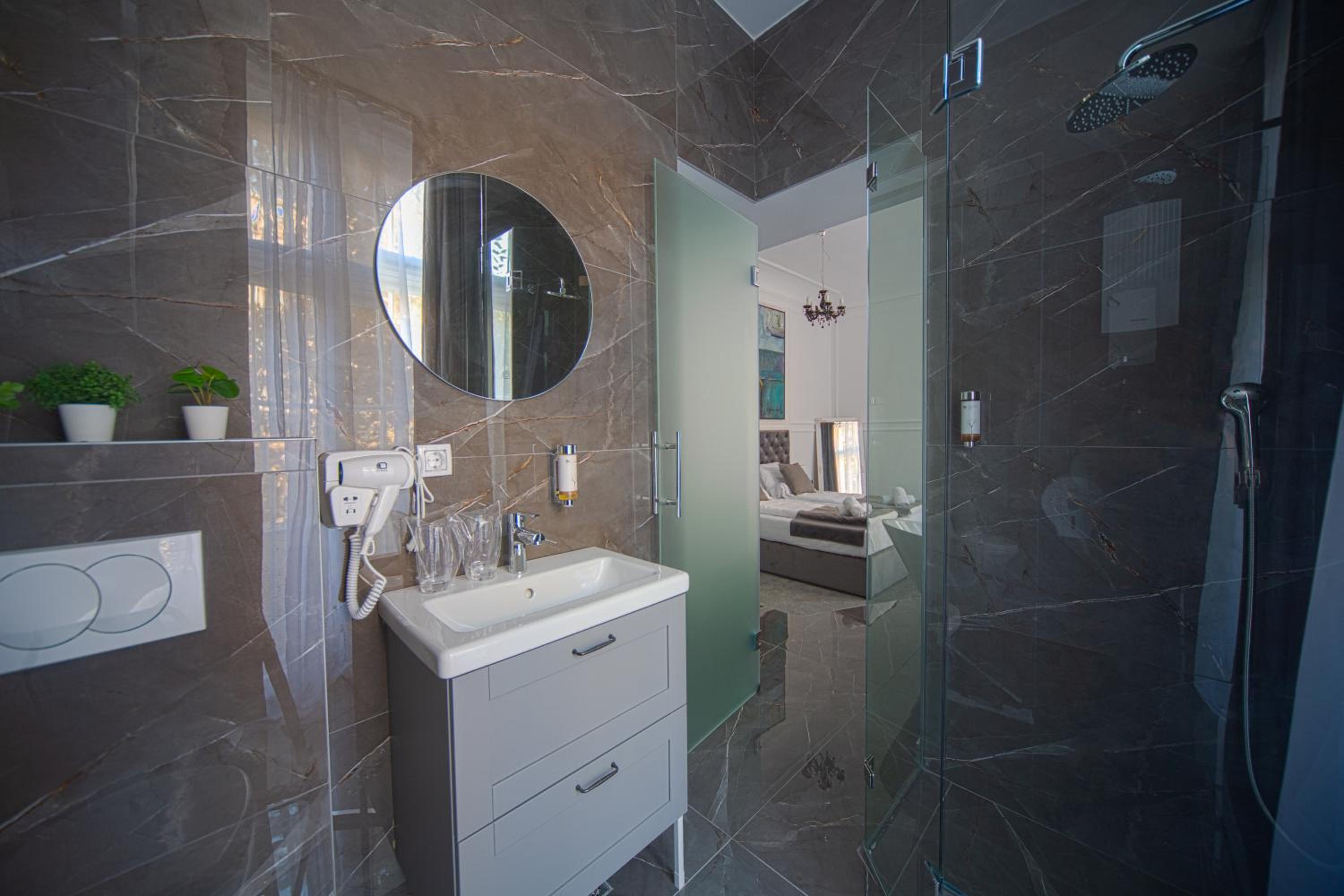 Superior Double Room with City View - Photo 12