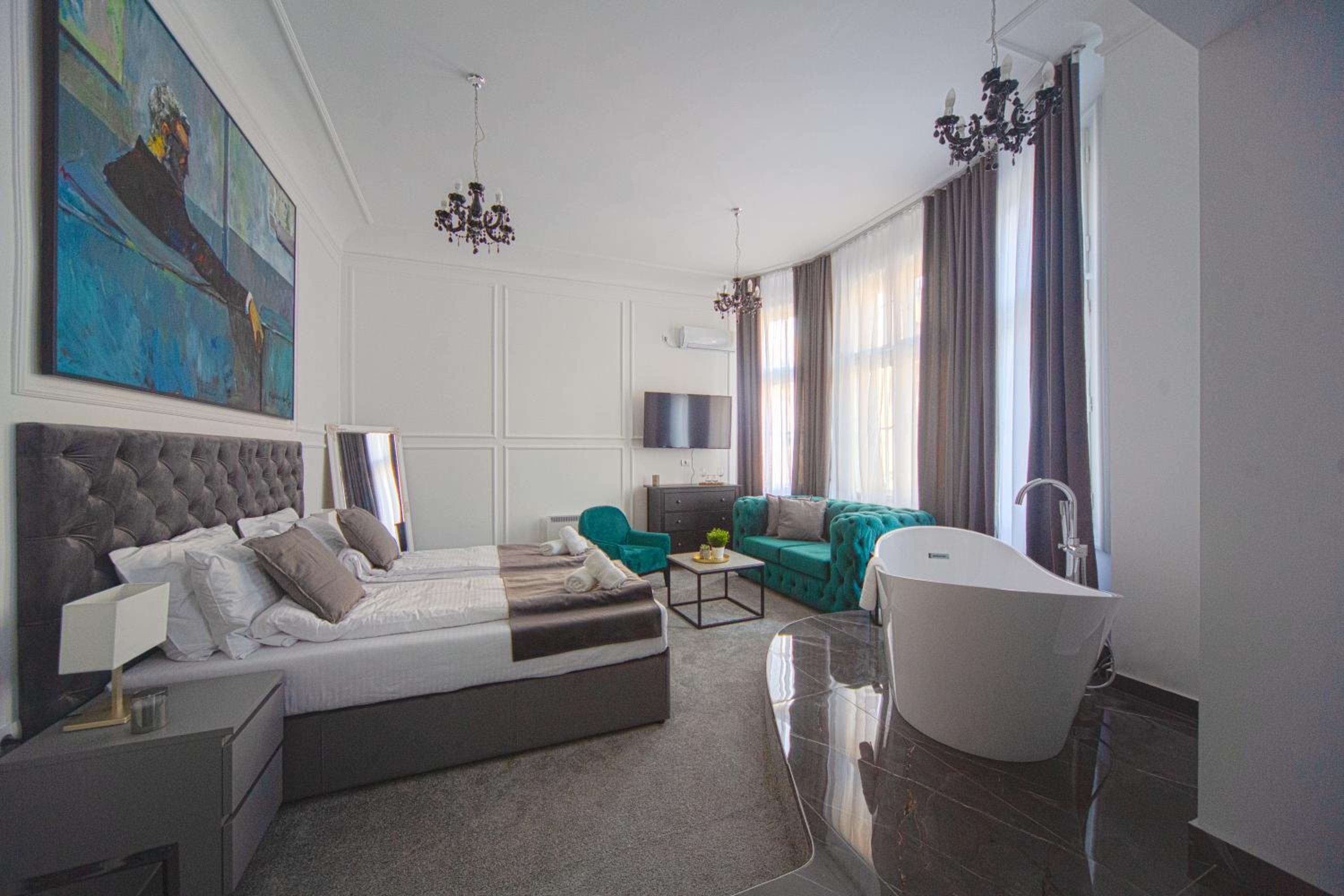 Superior Double Room with City View - Photo 1