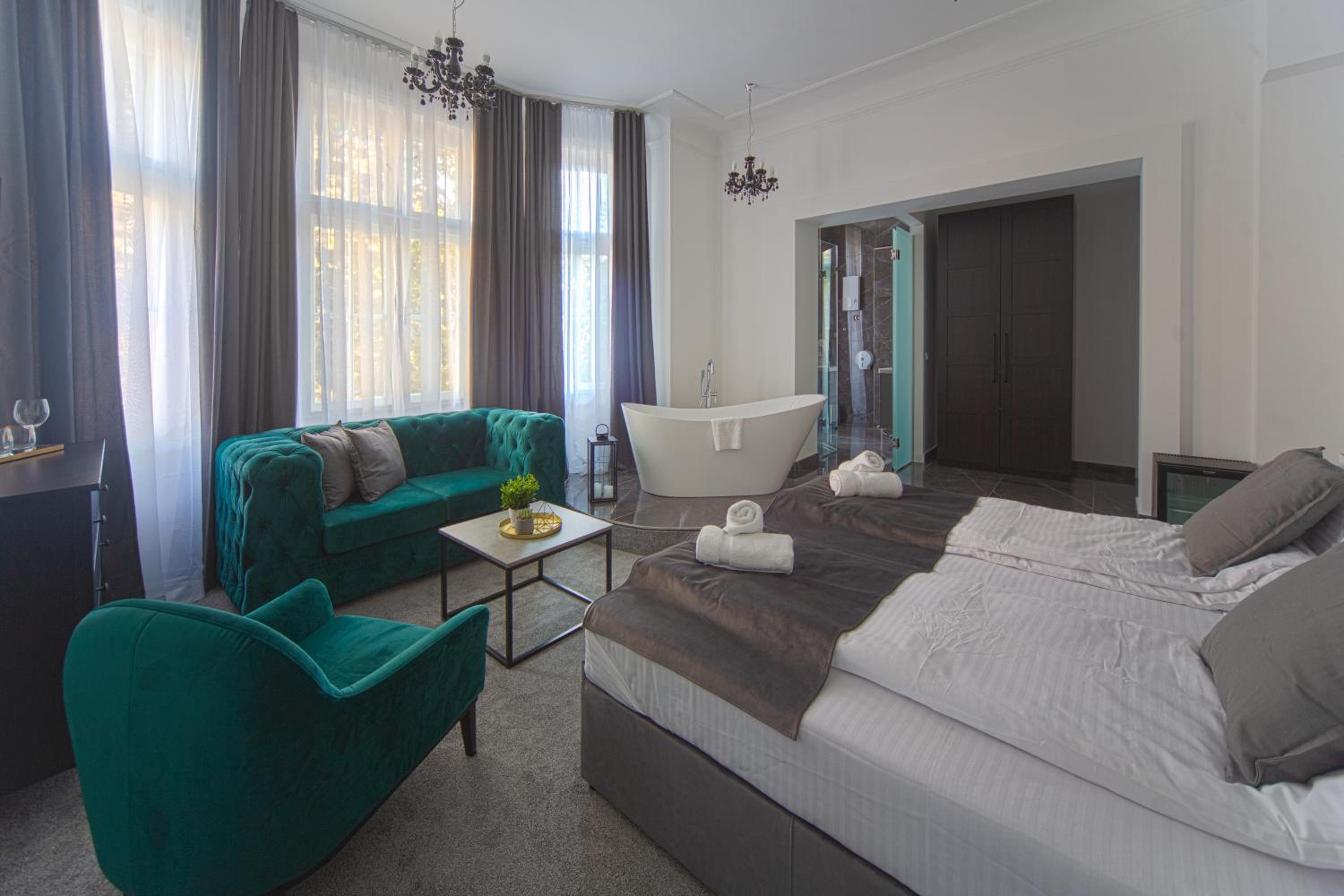Superior Double Room with City View - Photo 2