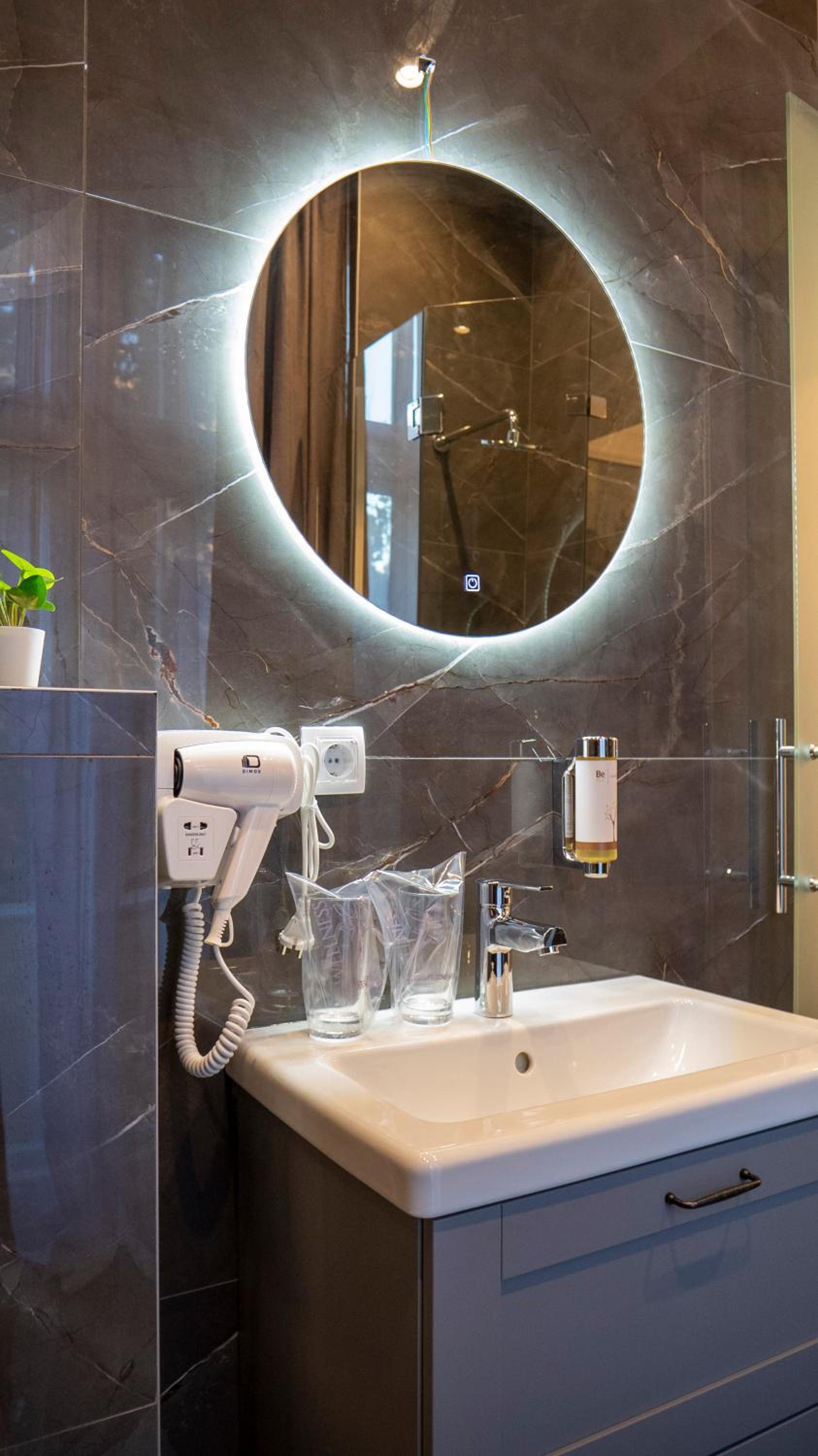 Superior Double Room with City View - Photo 9