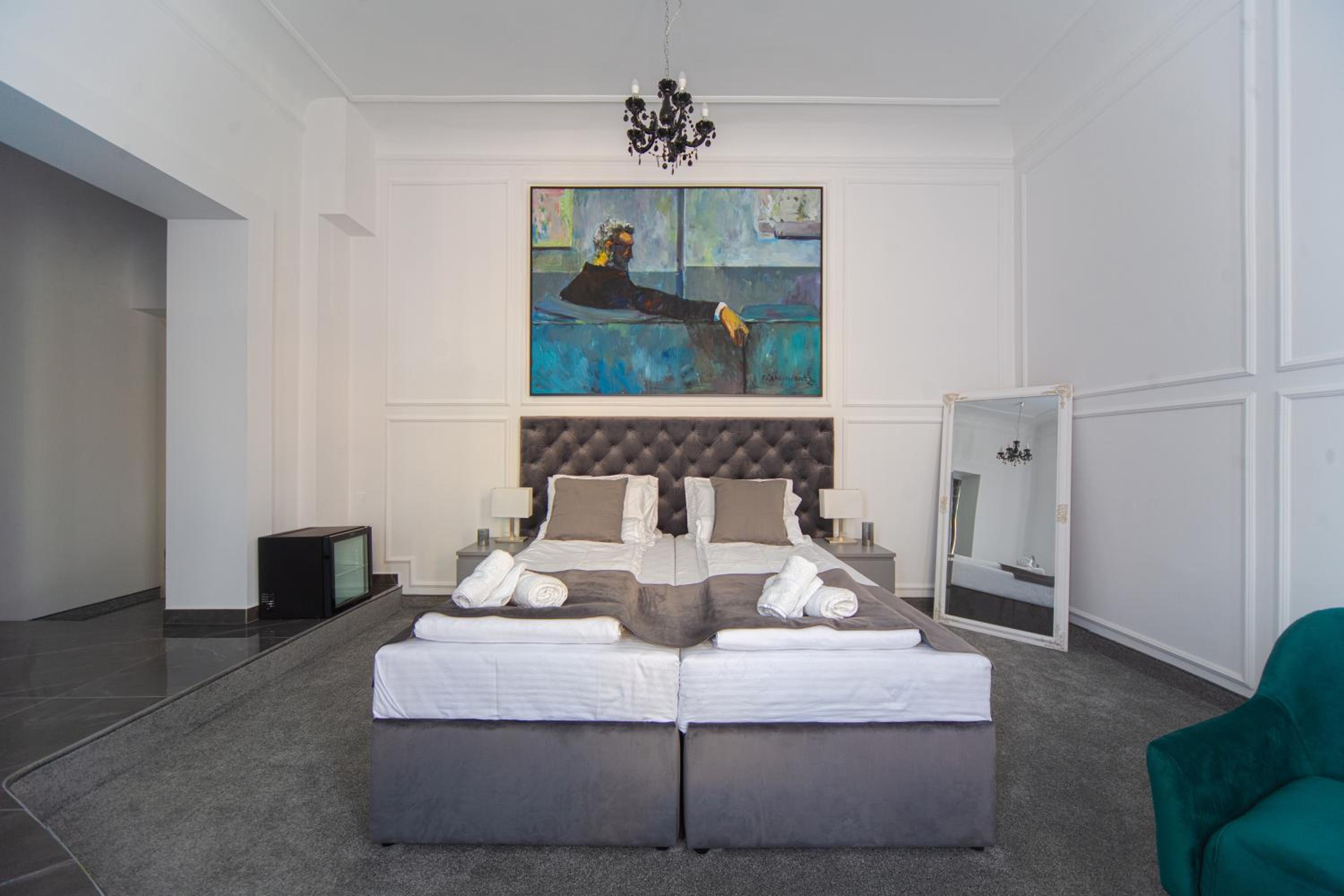 Superior Double Room with City View - Photo 5