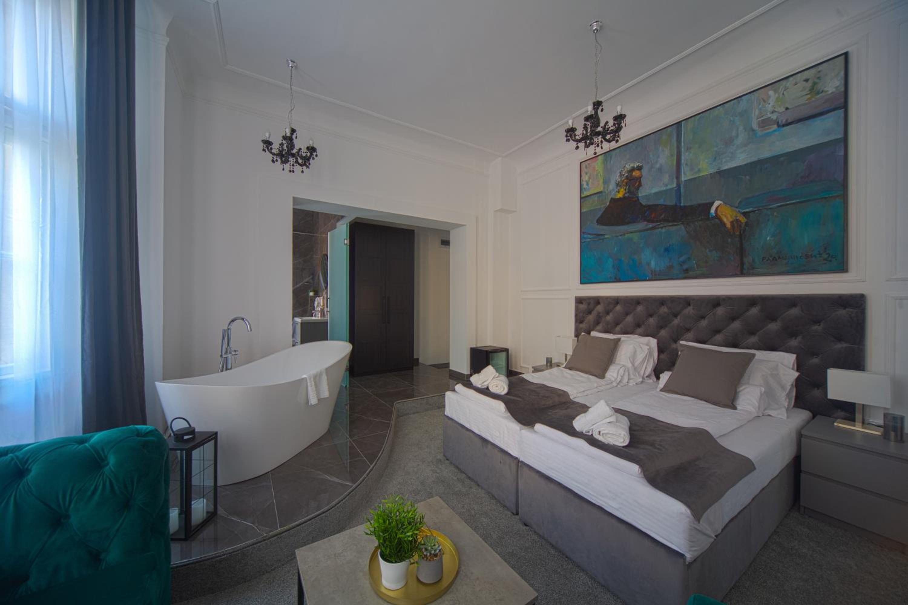 Superior Double Room with City View - Photo 15