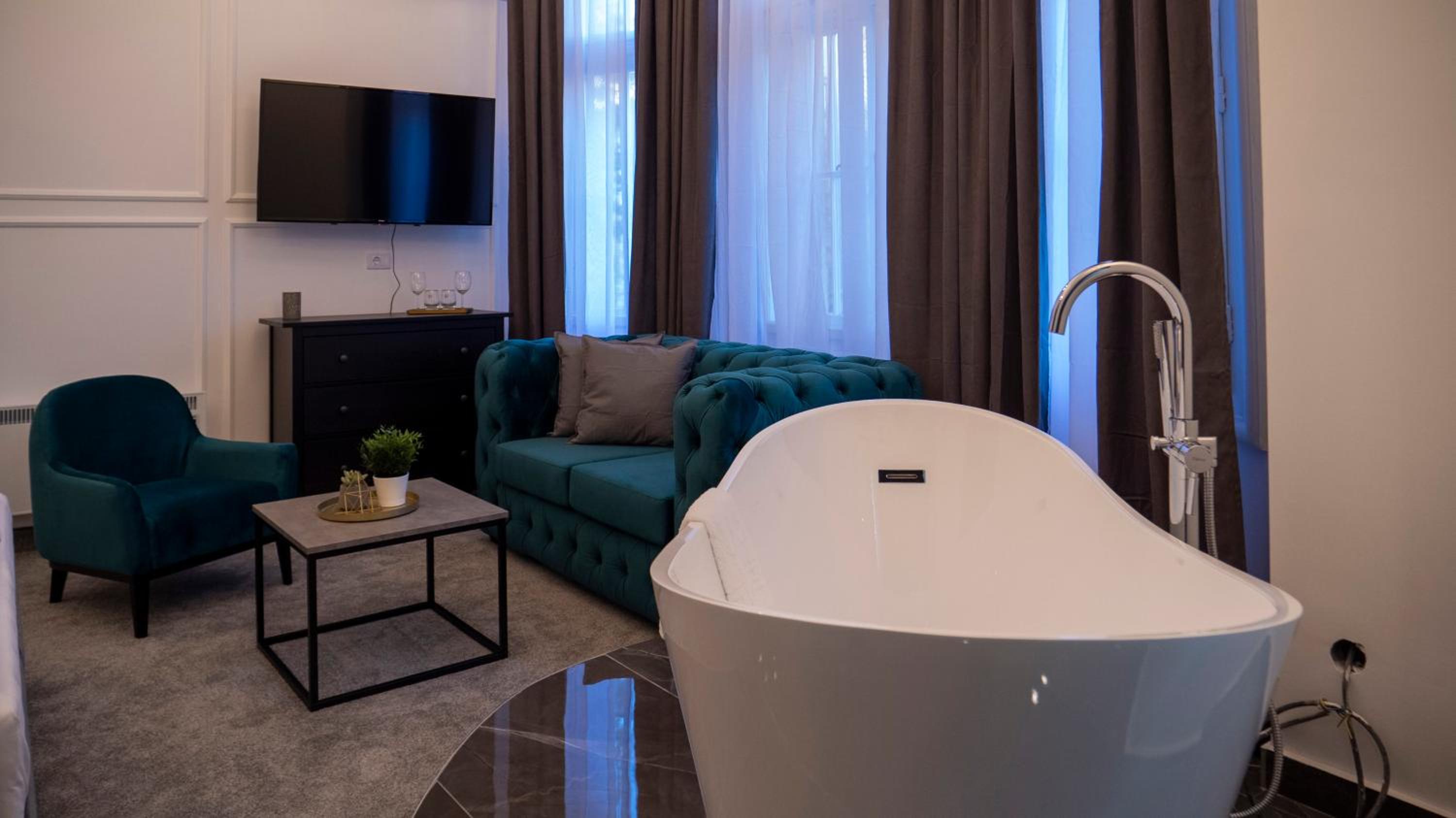 Superior Double Room with City View - Photo 3