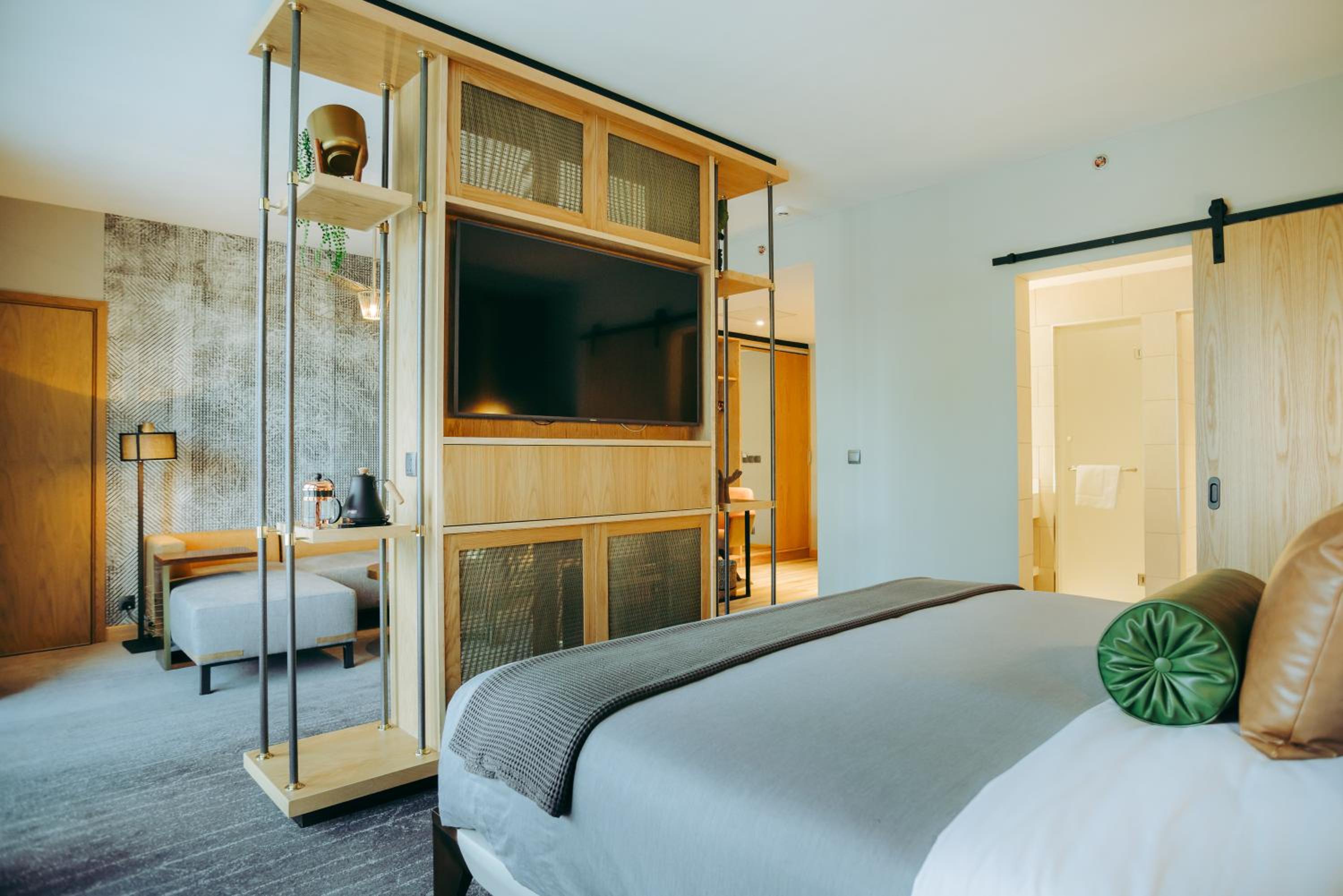 King Room with Balcony - Photo 9