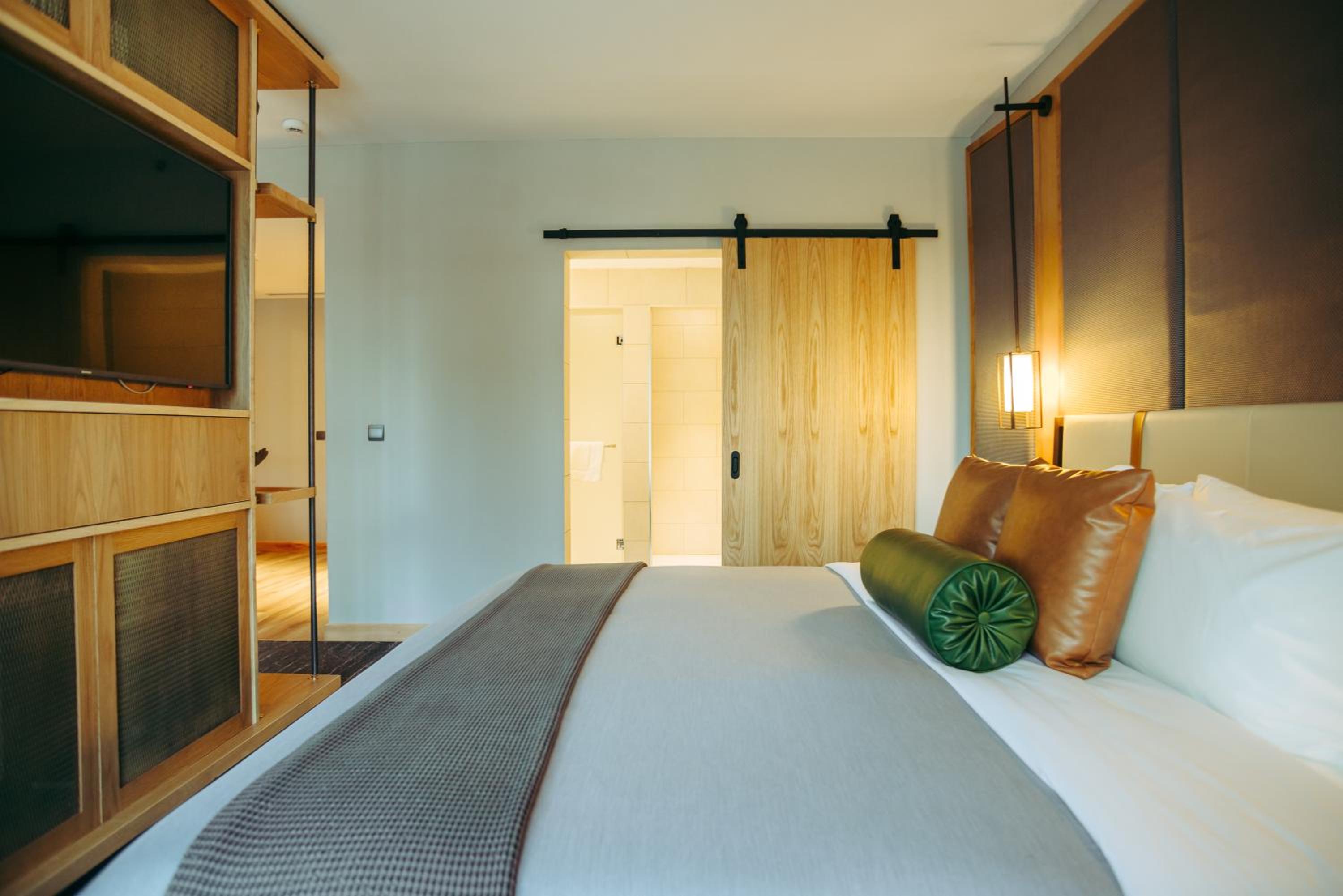 King Room with Balcony - Photo 10