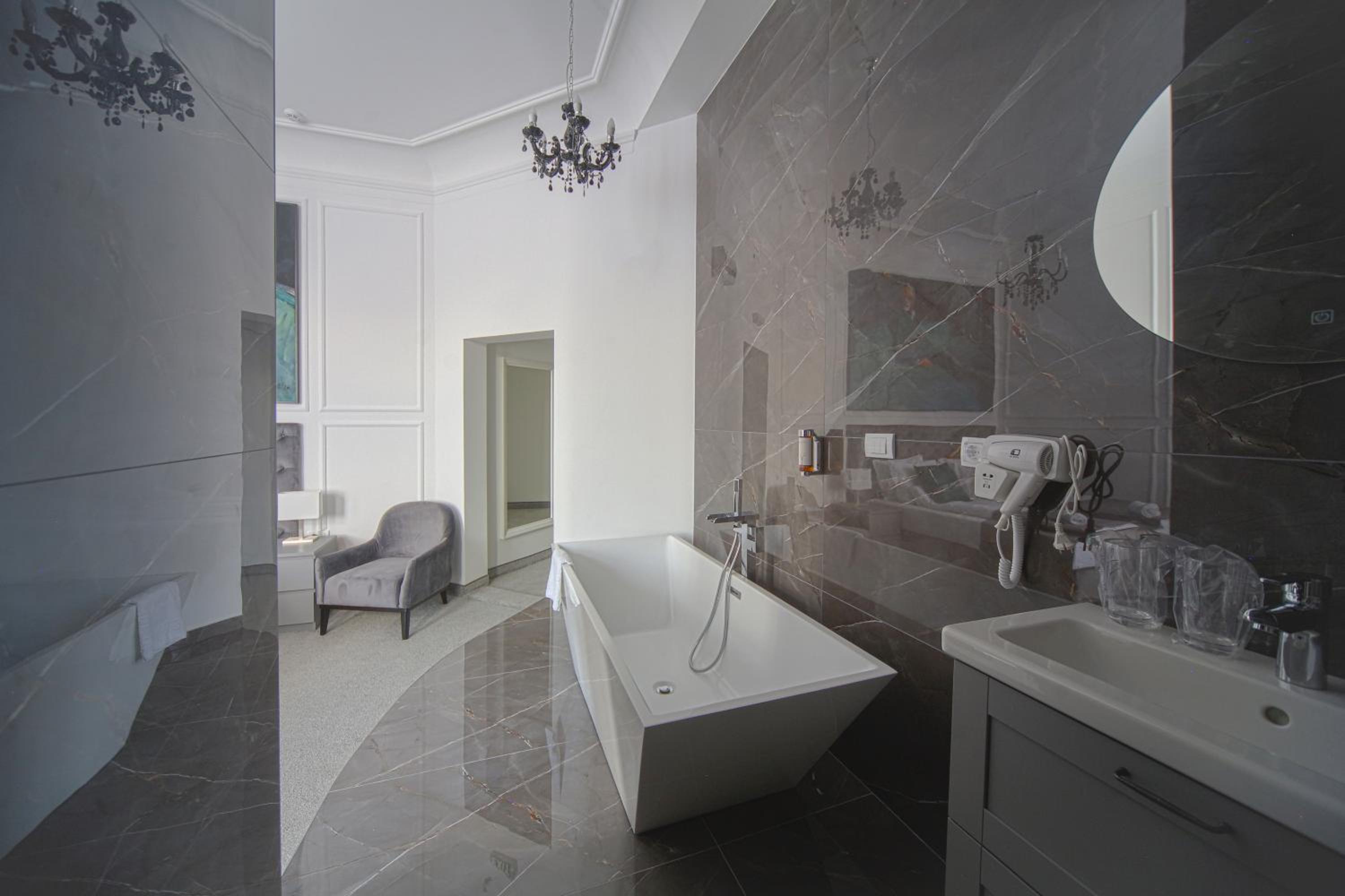 Superior Double Room with City View - Photo 14