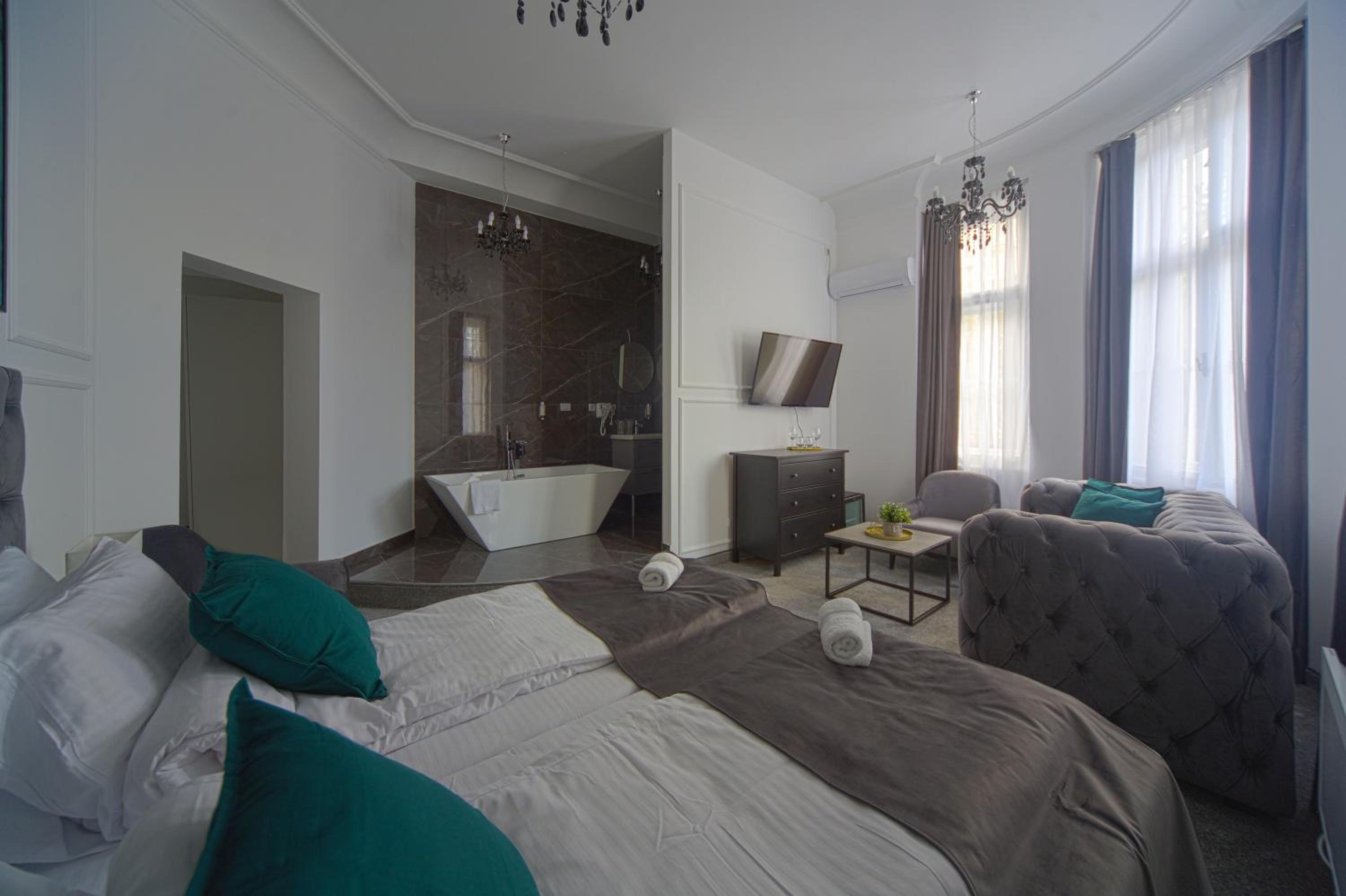 Superior Double Room with City View - Photo 8