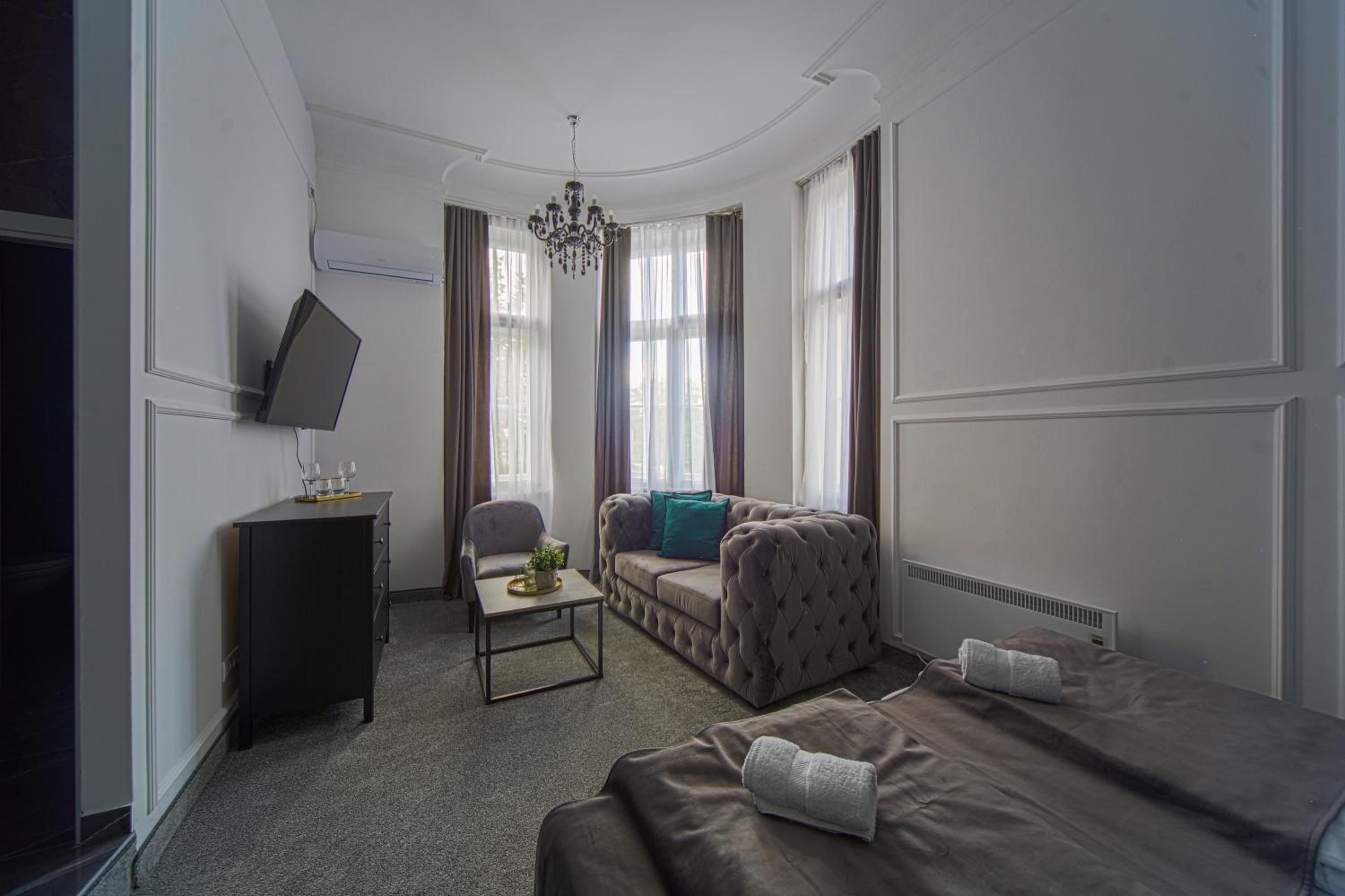 Superior Double Room with City View - Photo 13