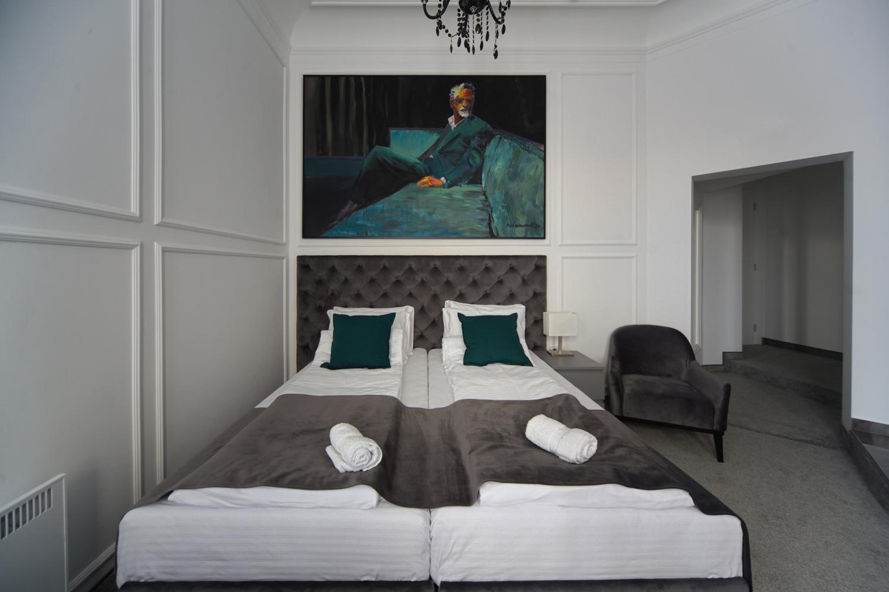 Superior Double Room with City View - Photo 10