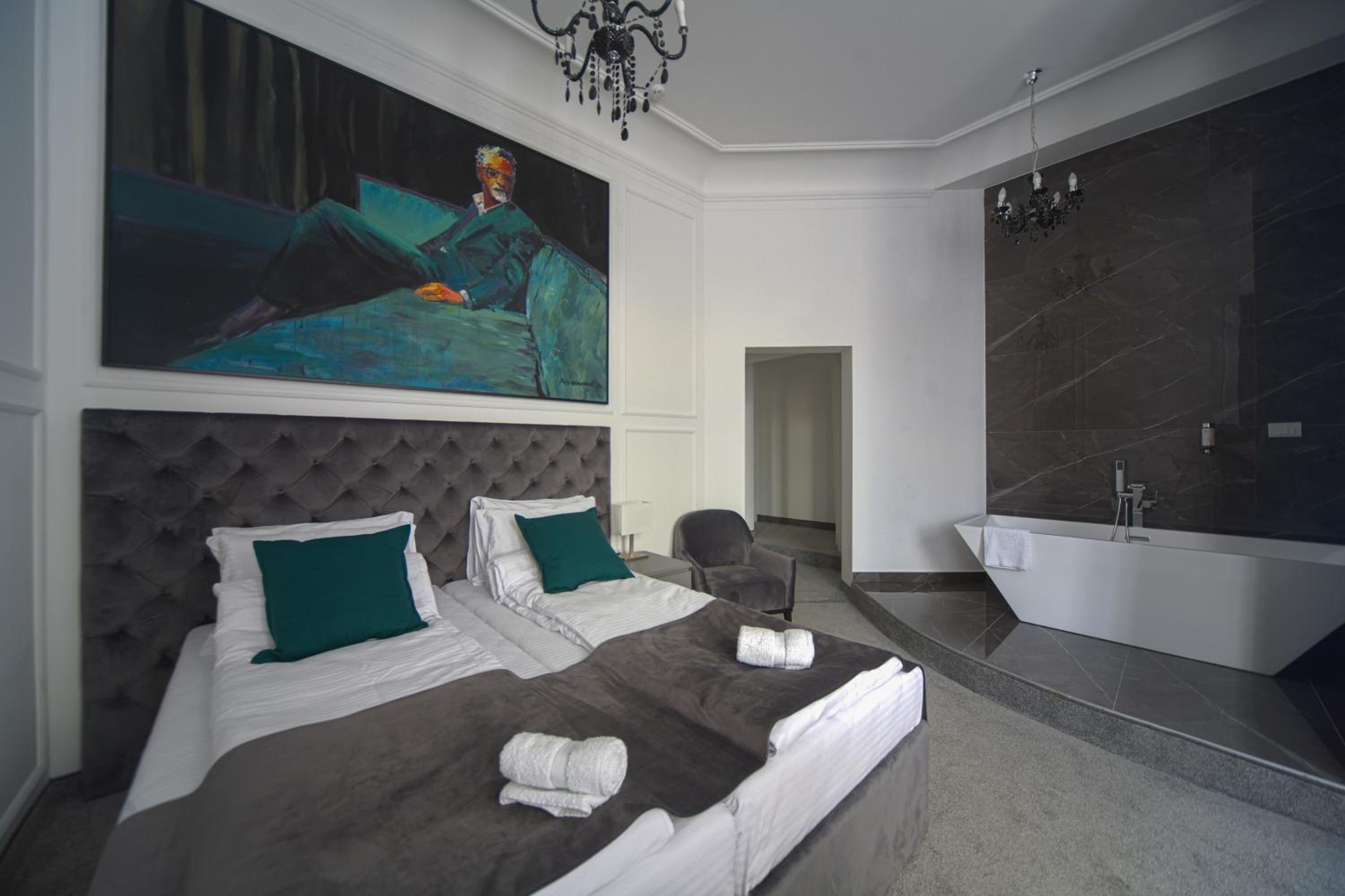 Superior Double Room with City View - Photo 16