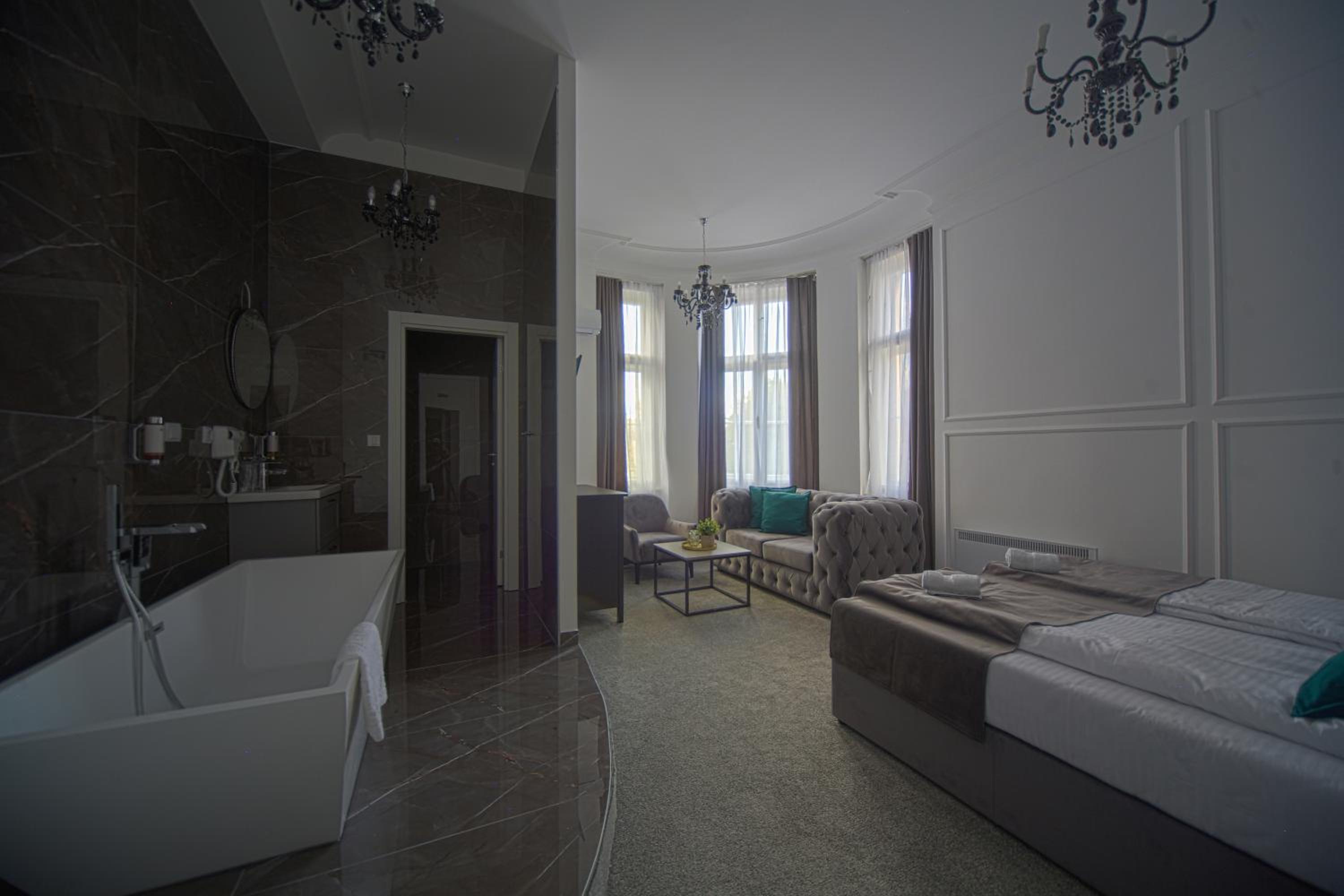 Superior Double Room with City View - Photo 4