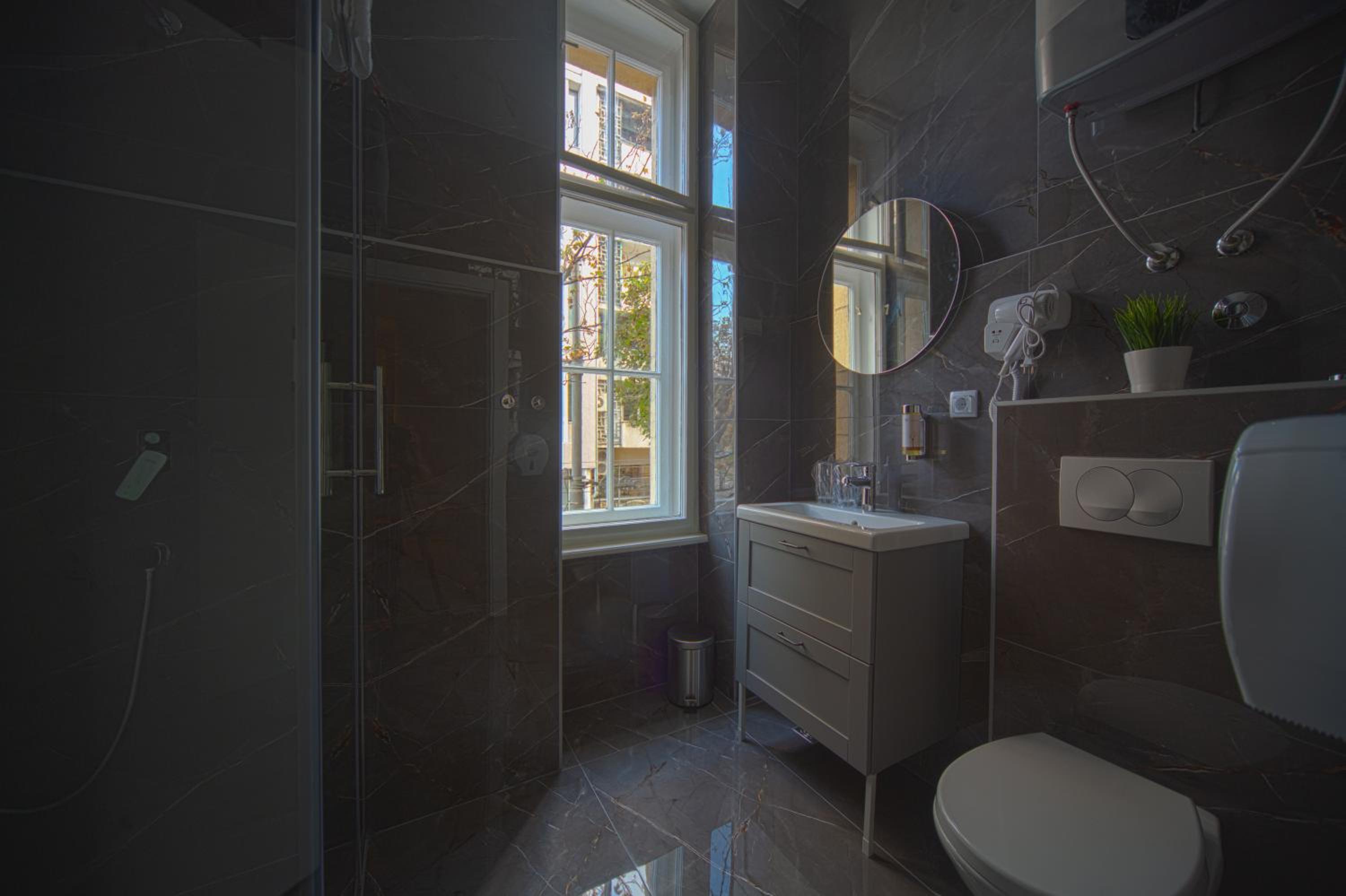 Standard Double with City View  - Photo 4