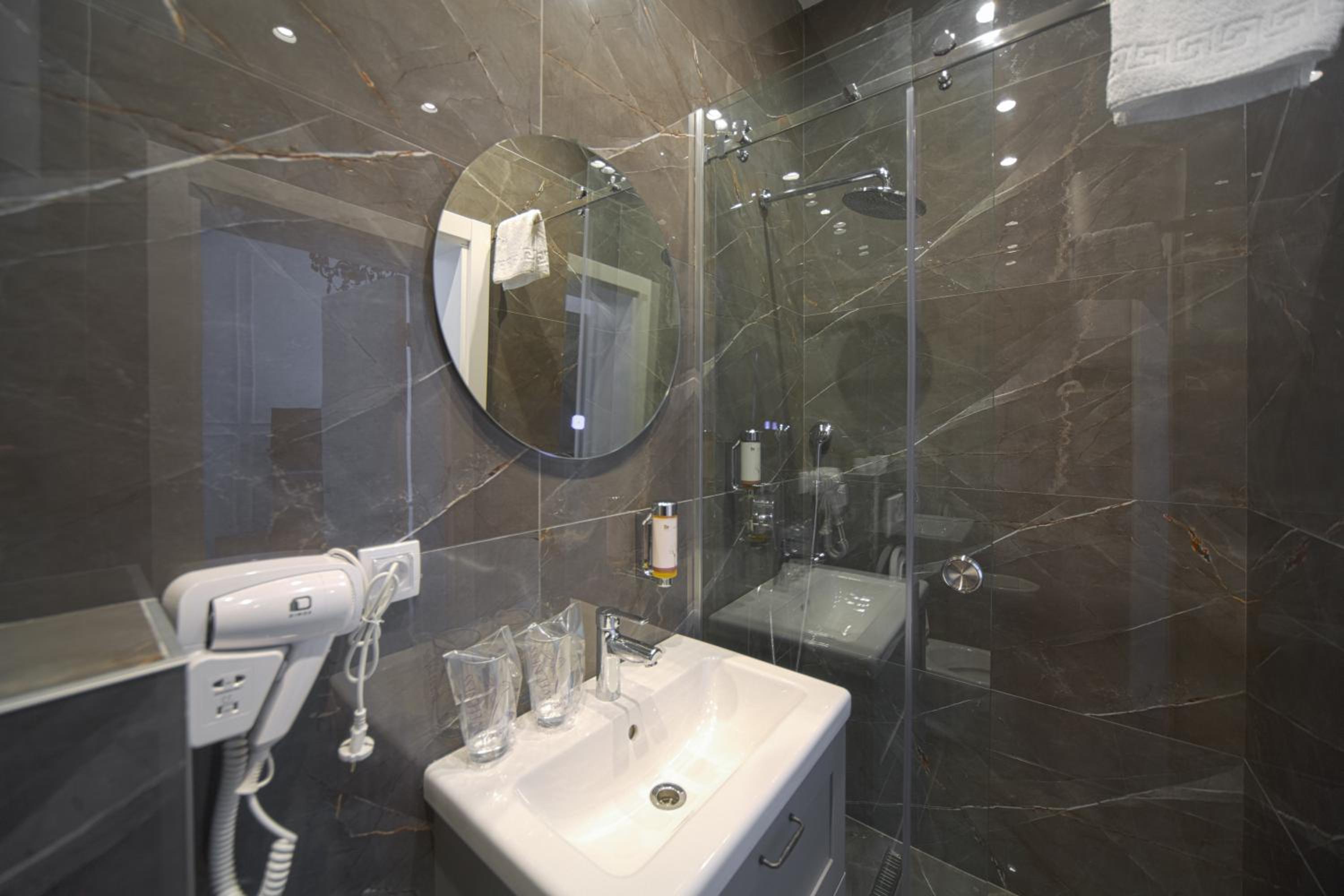 Standard Double with City View  - Photo 8