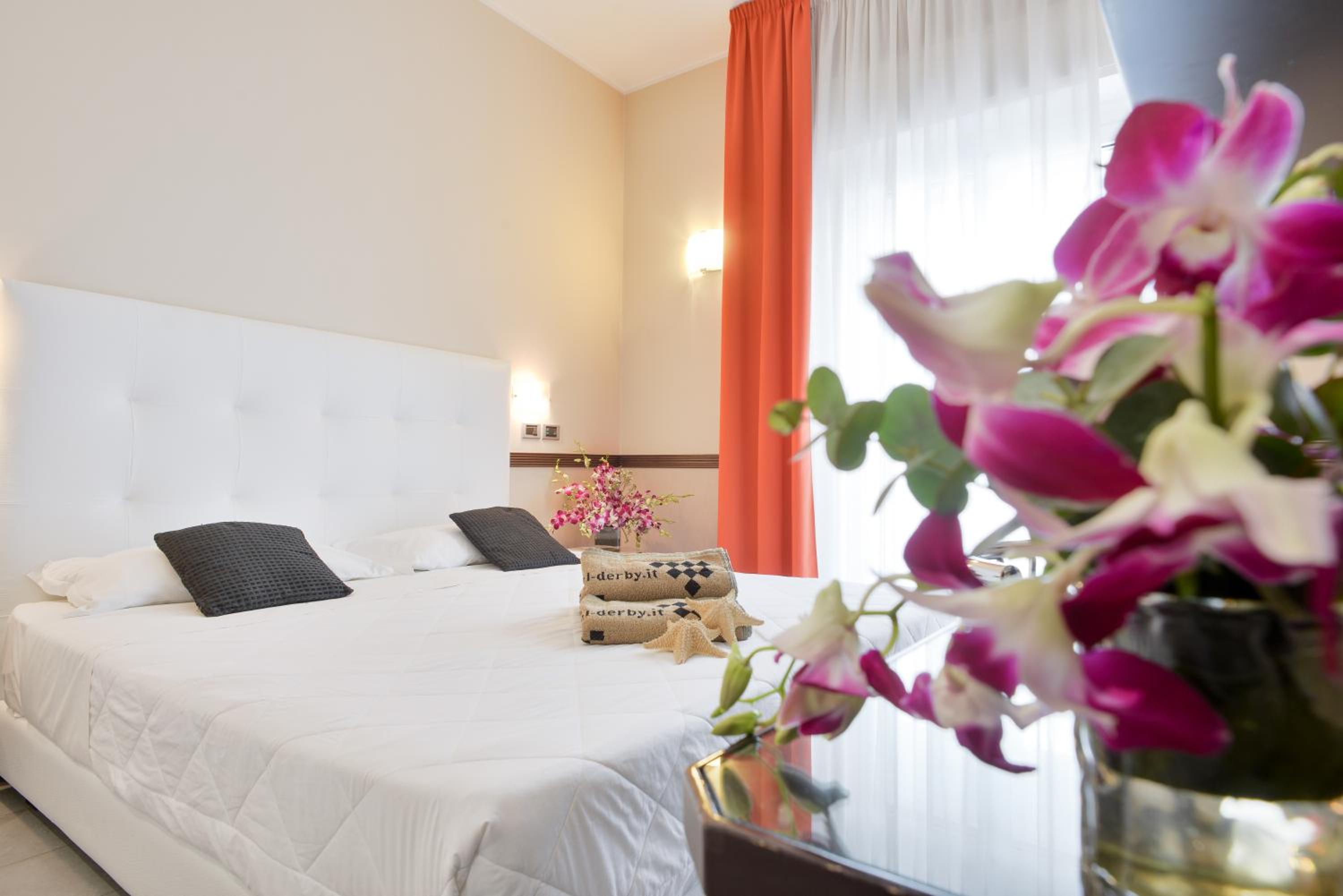 Double or Twin Room with Balcony - Photo 8