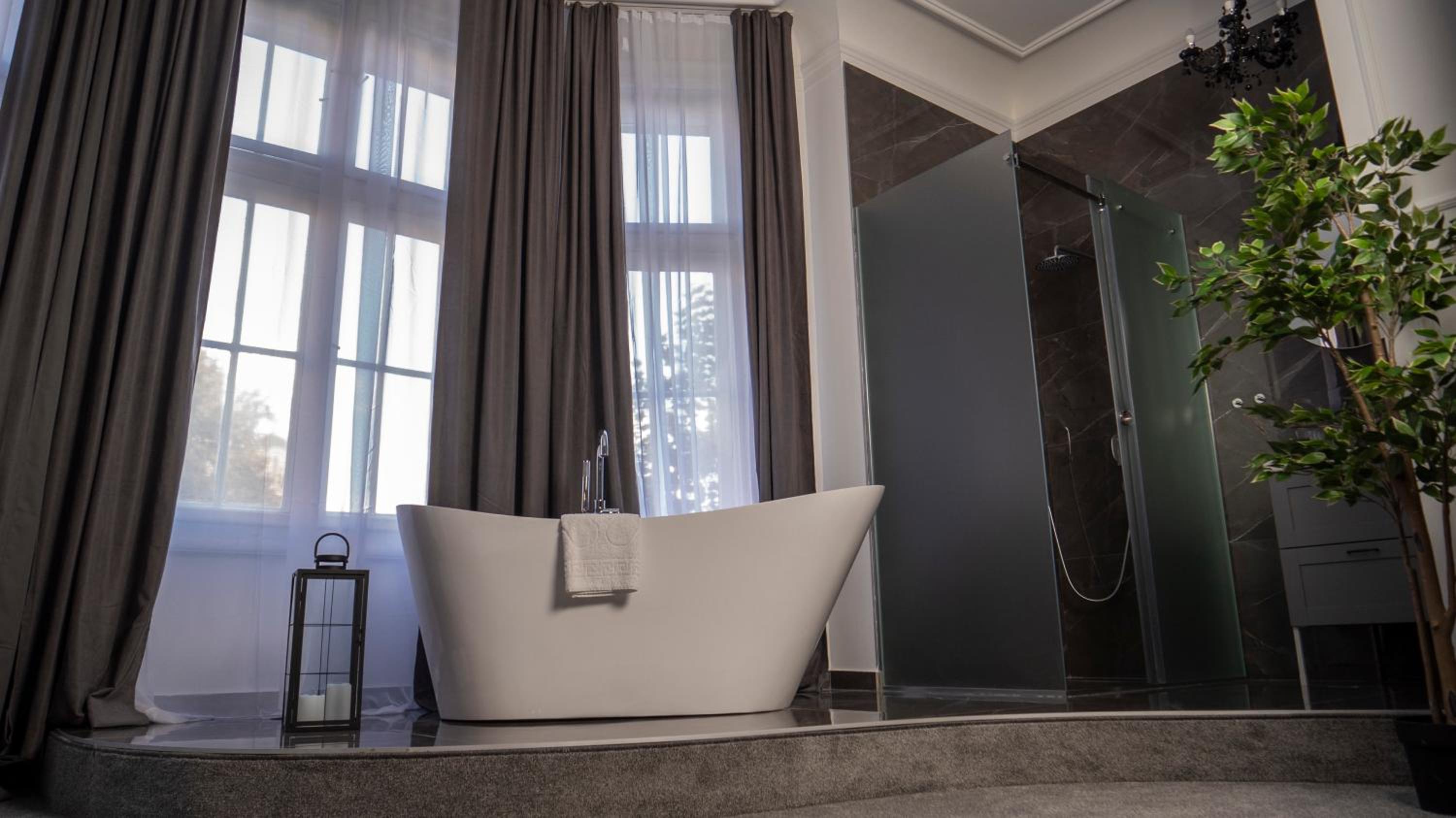 Deluxe Suite with City View - Photo 9