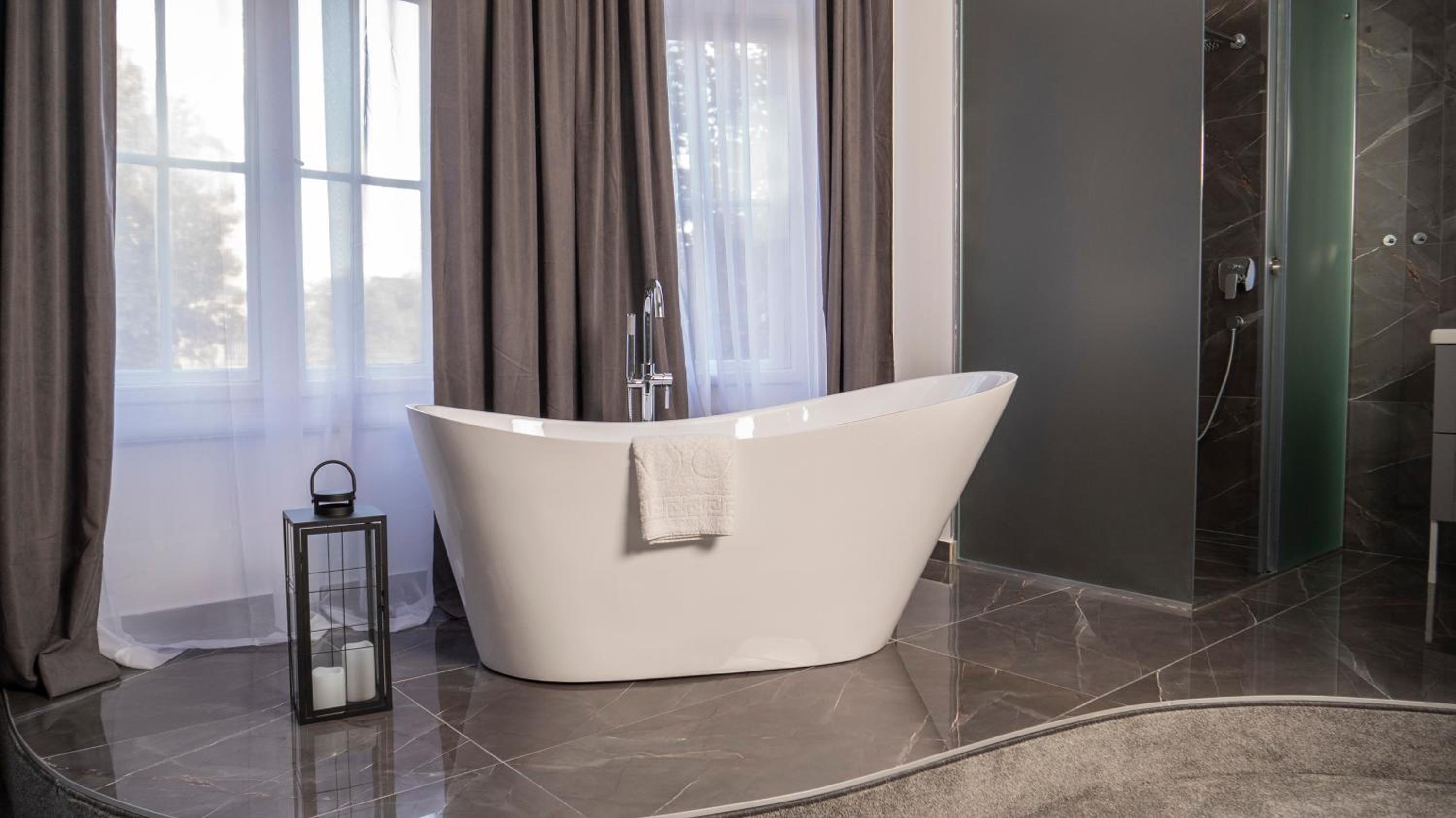 Deluxe Suite with City View - Photo 3