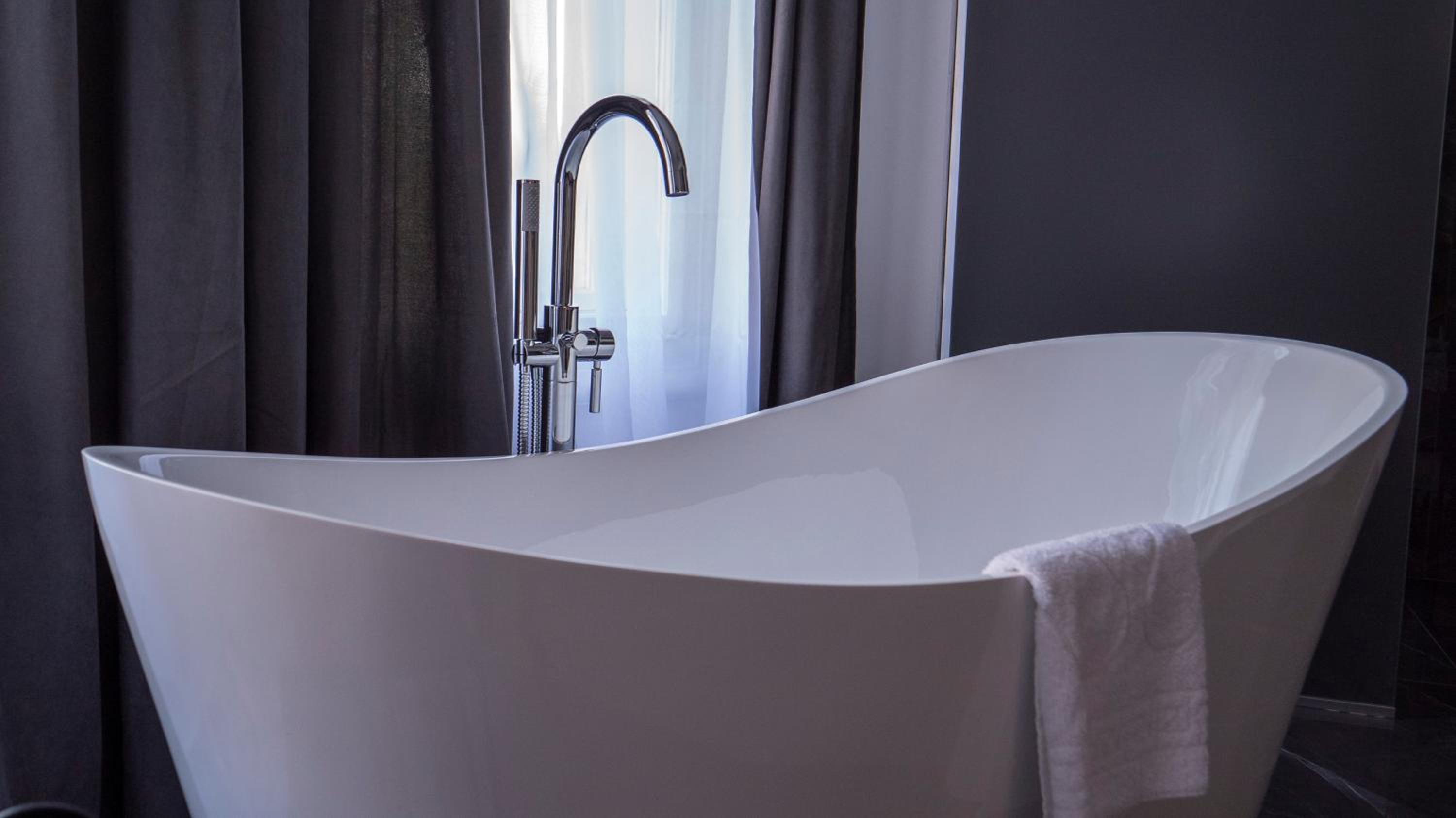 Deluxe Suite with City View - Photo 11