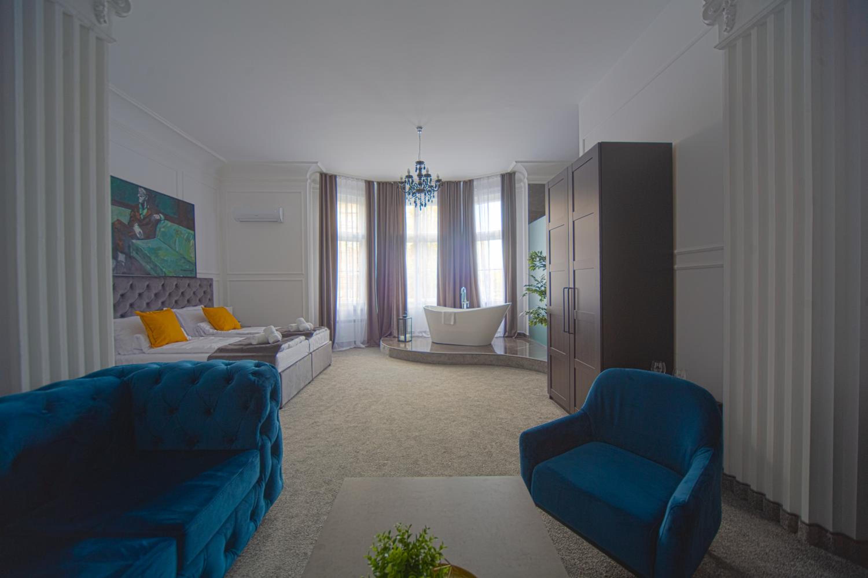 Deluxe Suite with City View - Photo 14