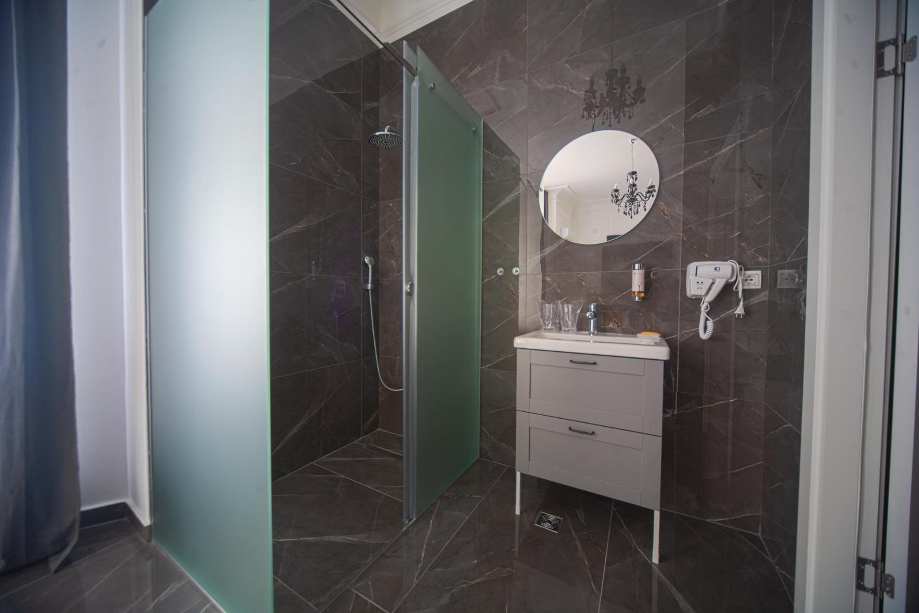 Deluxe Suite with City View - Photo 8