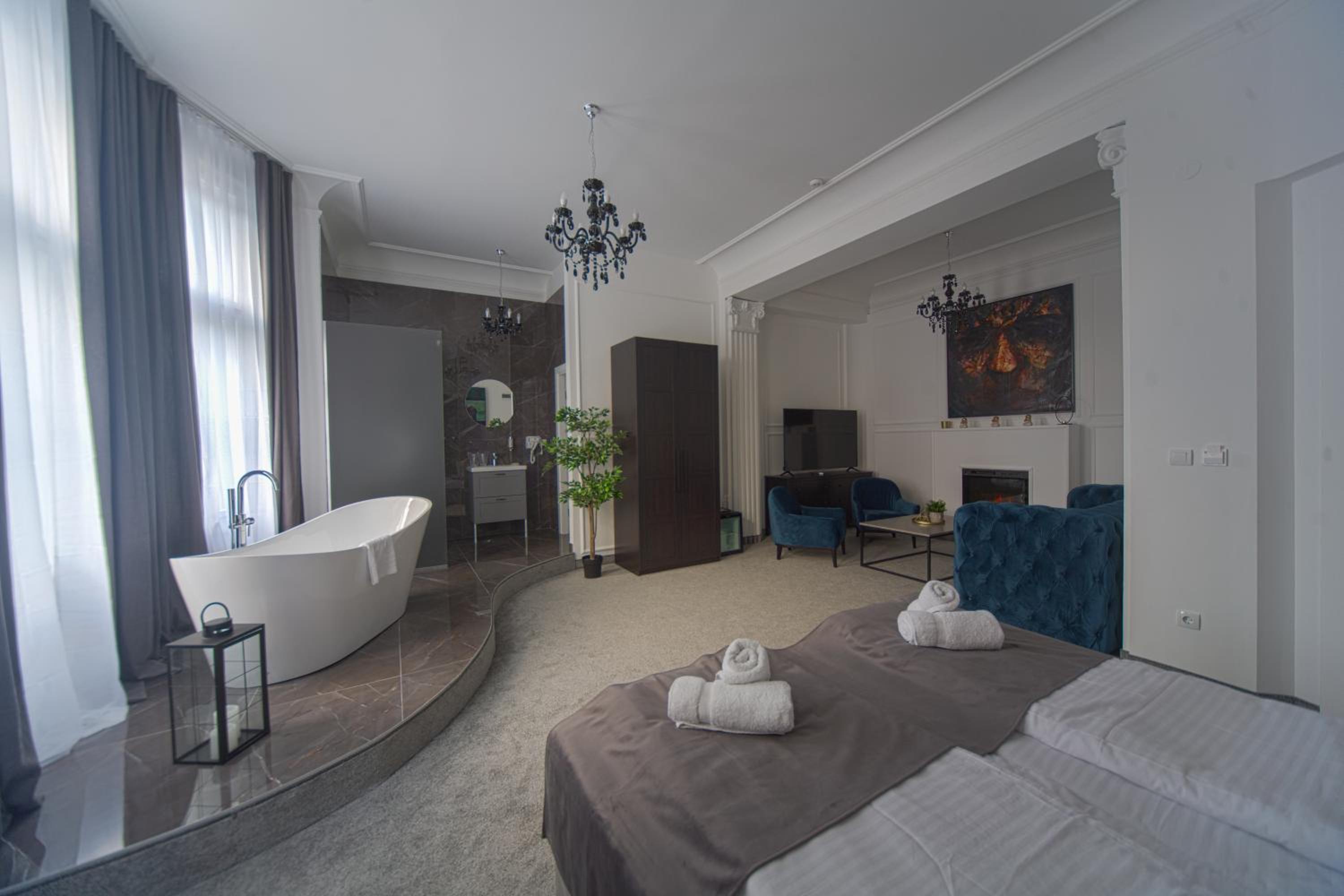 Deluxe Suite with City View - Photo 5