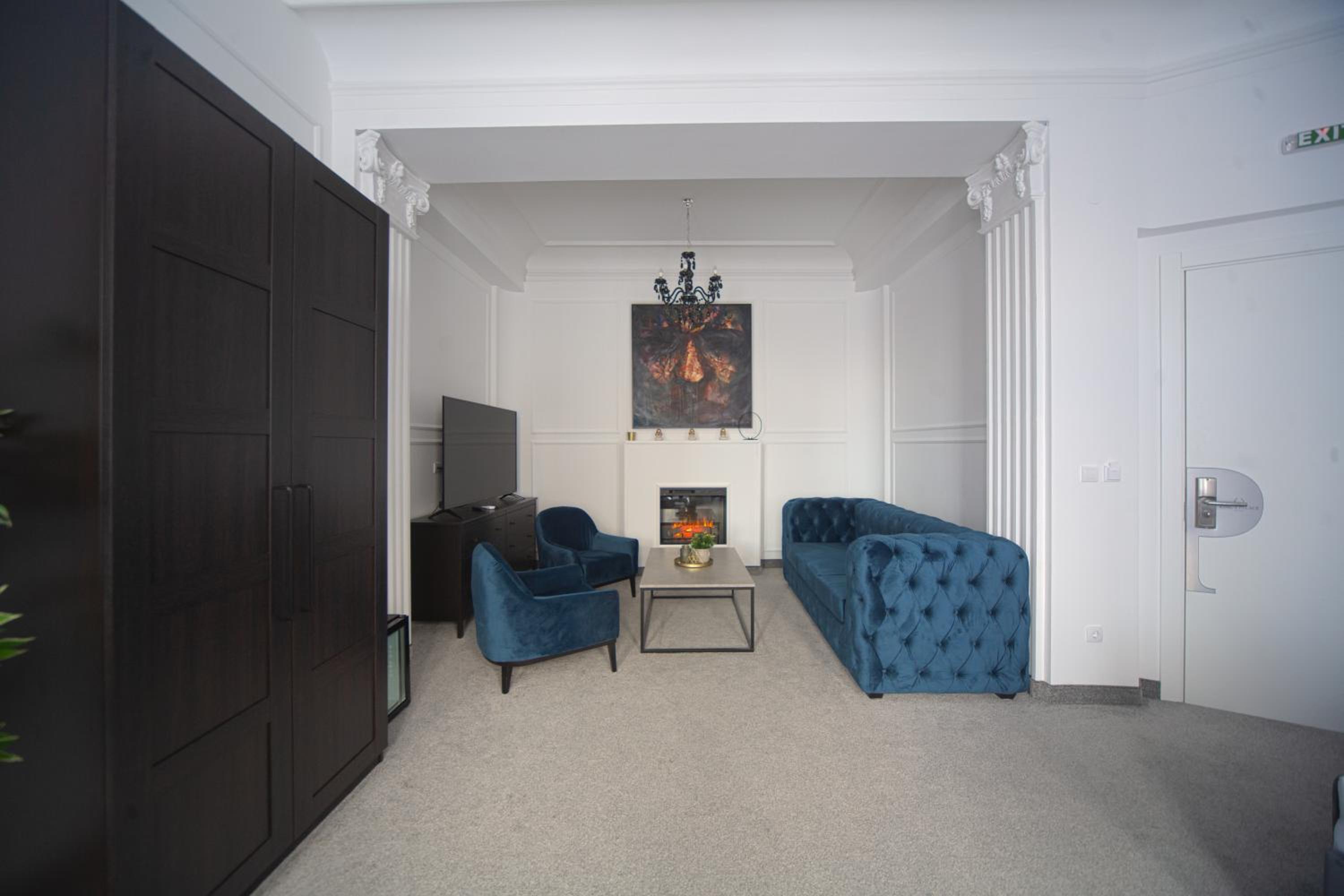Deluxe Suite with City View - Photo 7