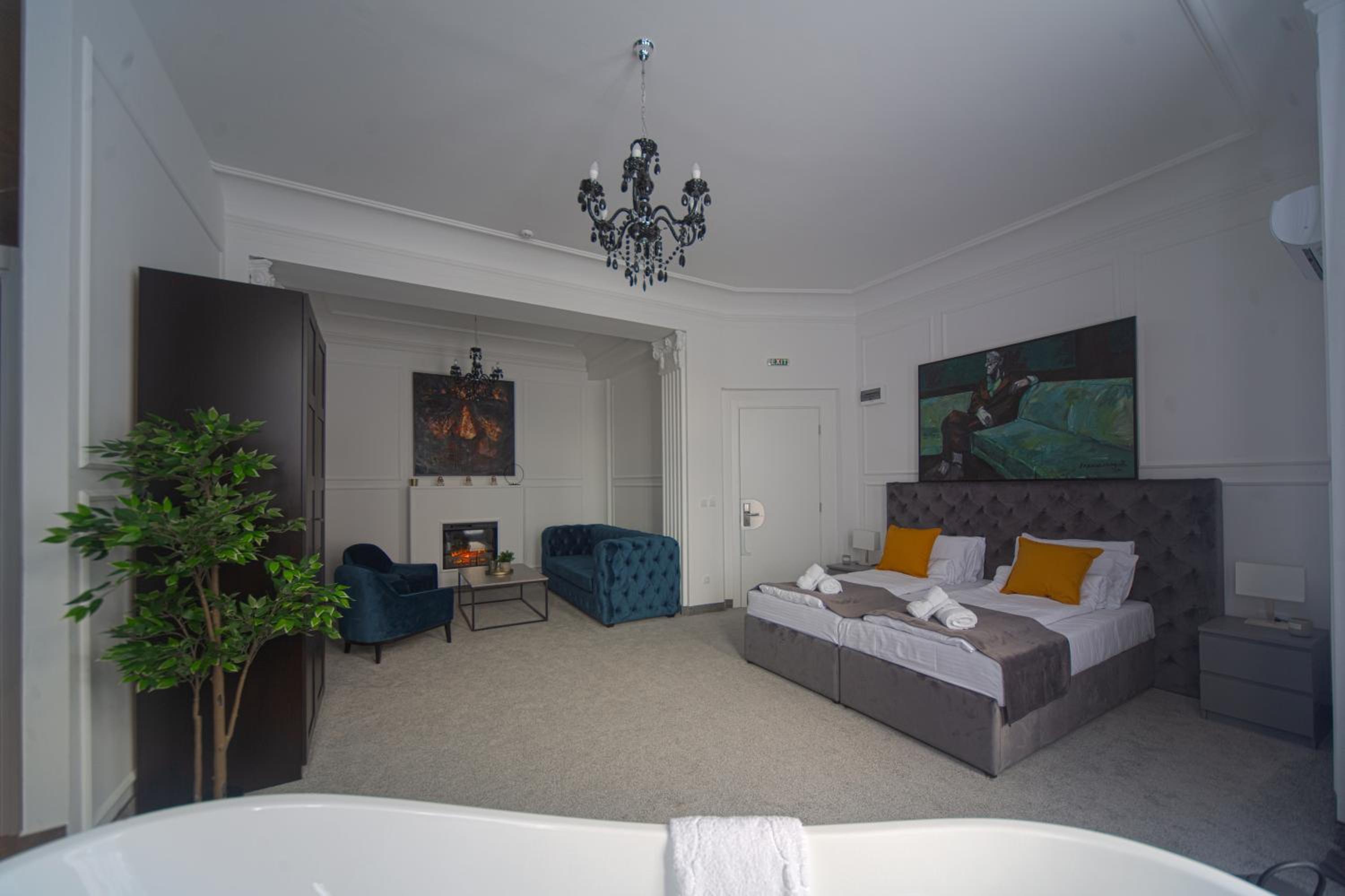 Deluxe Suite with City View - Photo 2