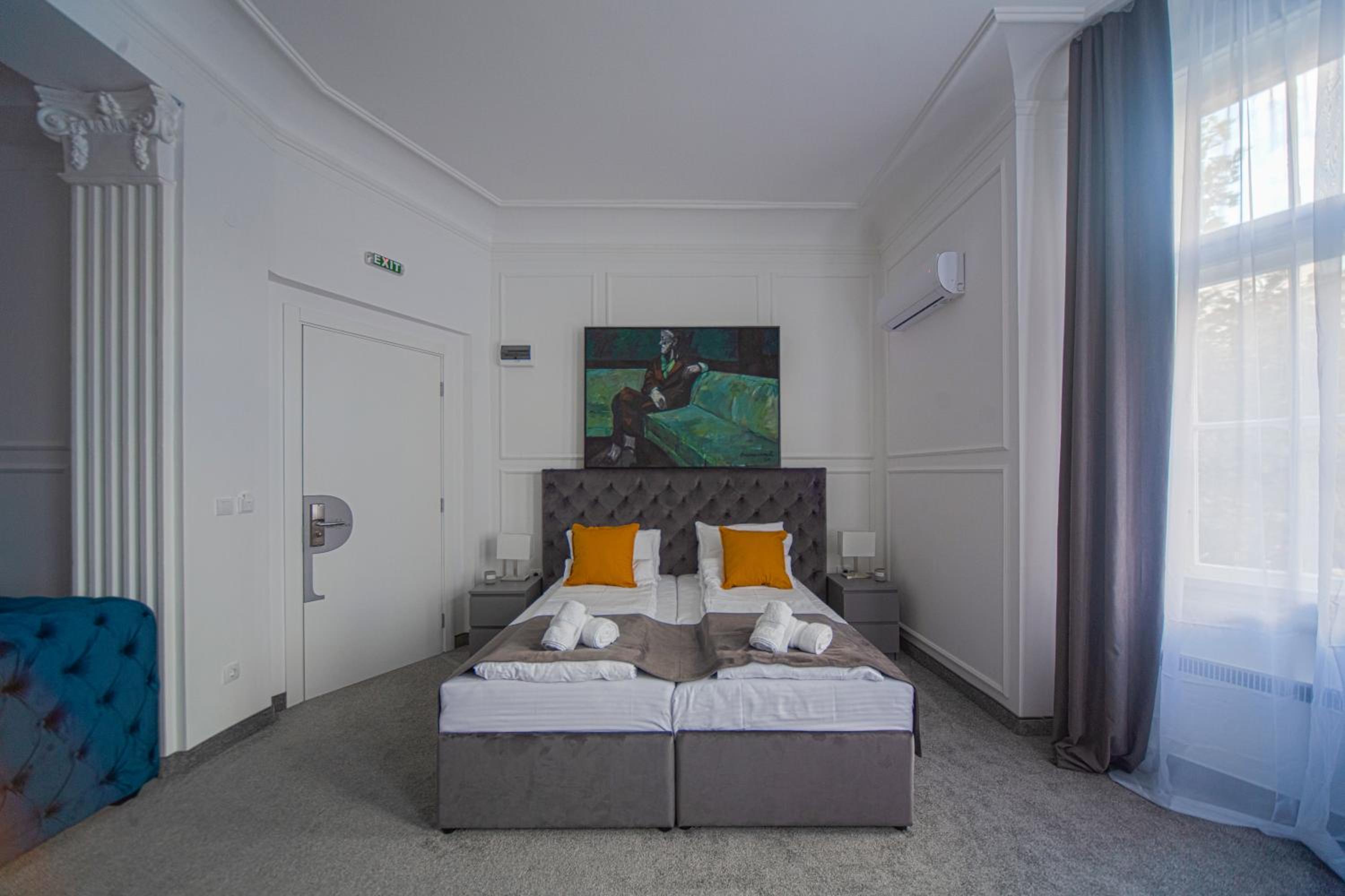 Deluxe Suite with City View - Photo 10