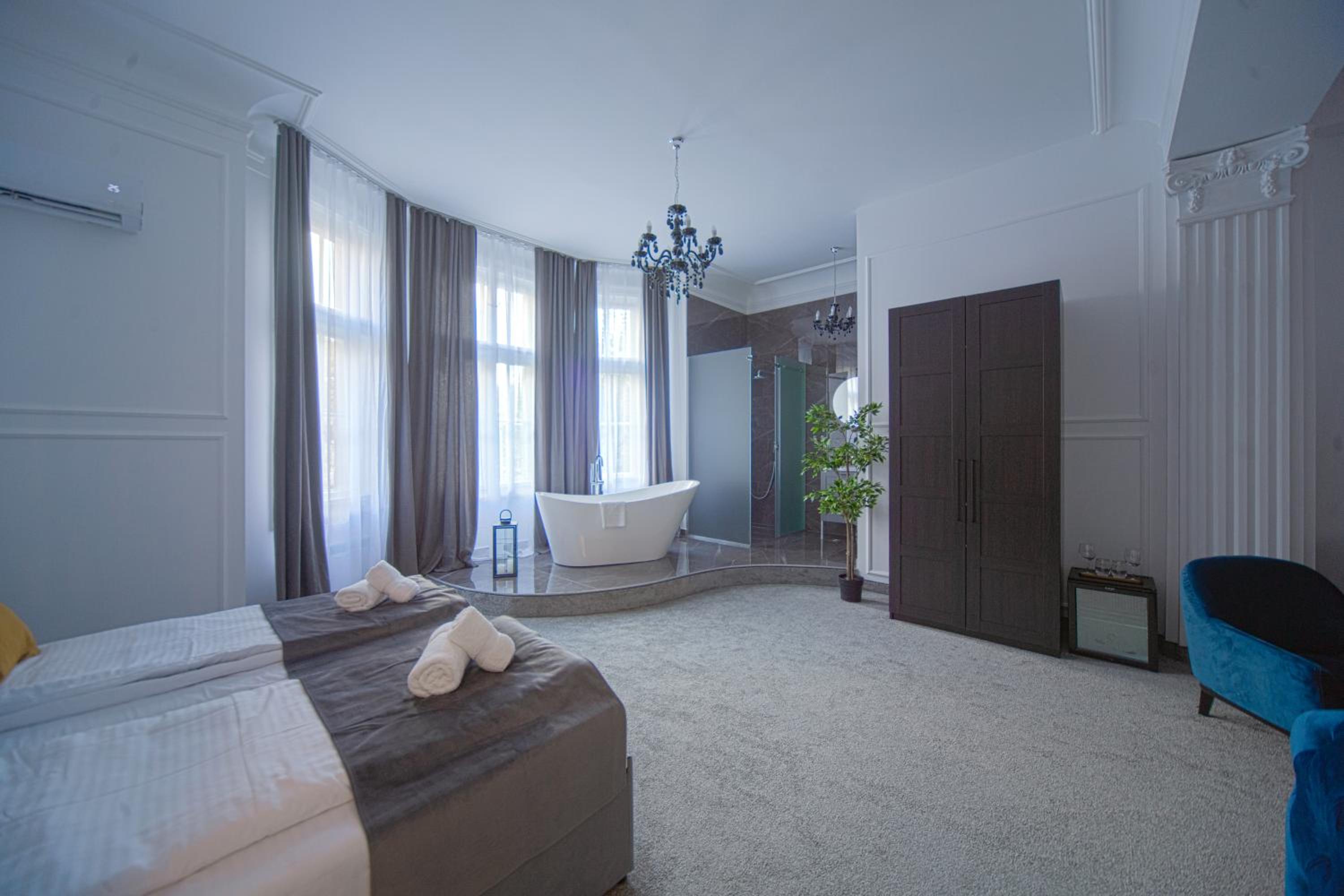 Deluxe Suite with City View - Photo 1