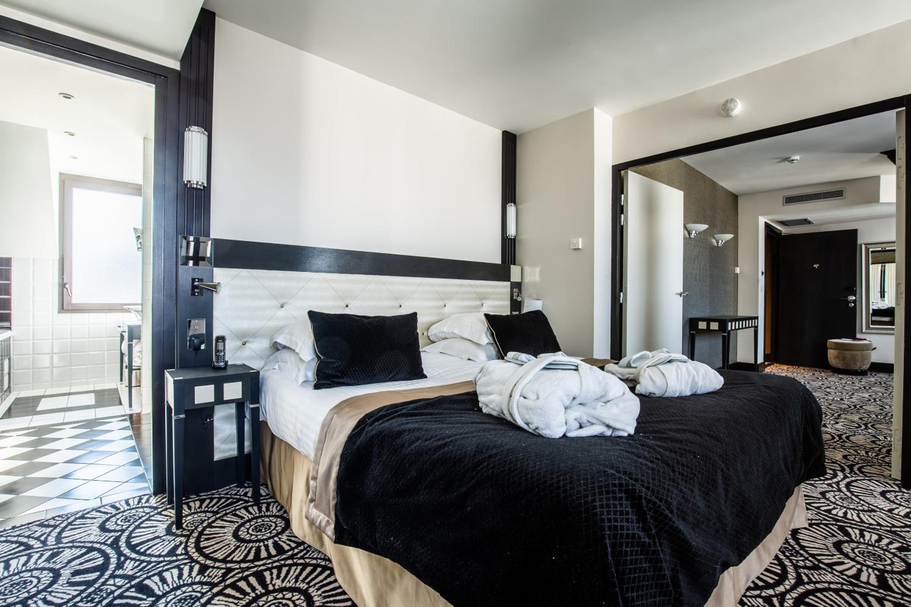 Deluxe Suite With Spa Bath