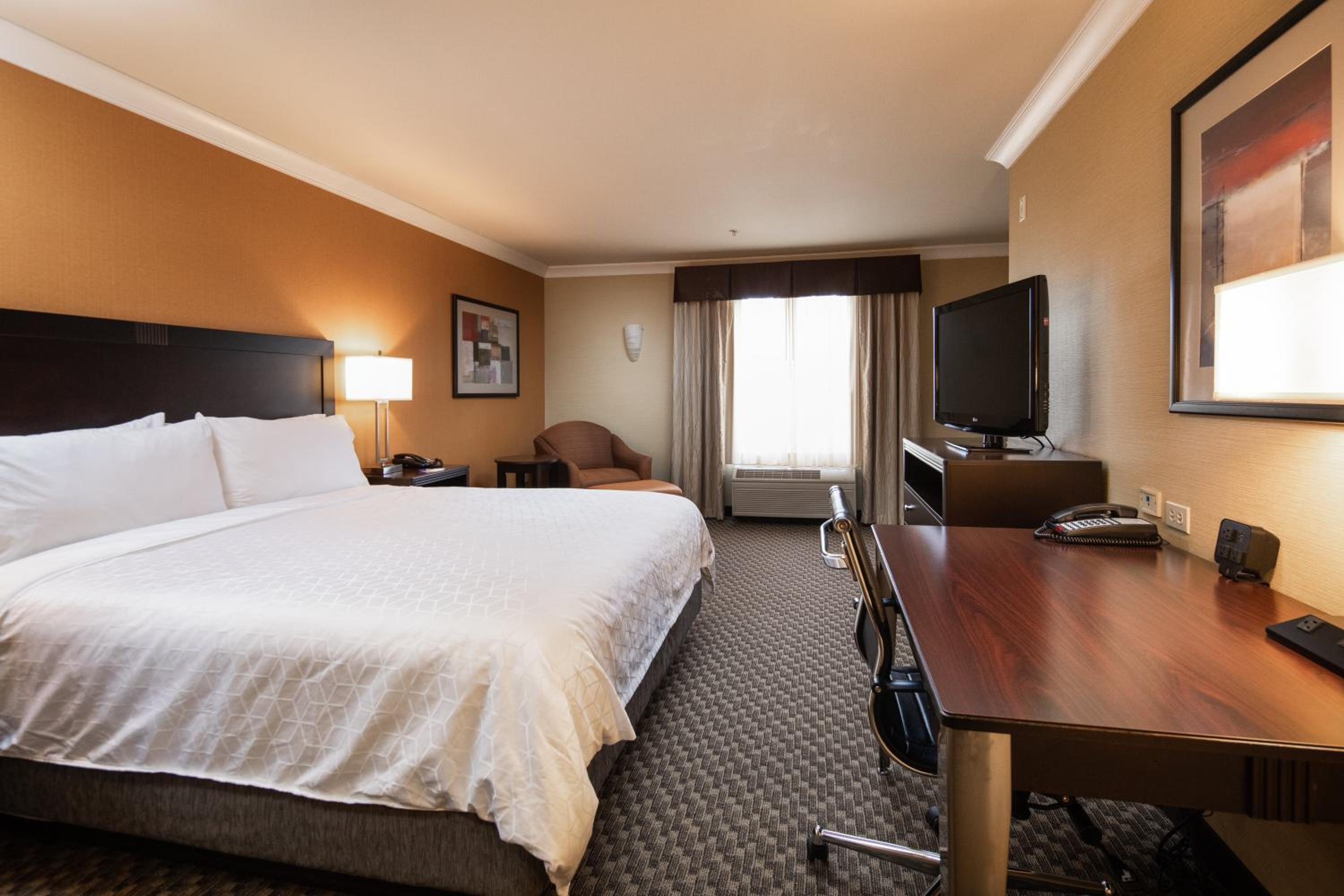 King Suite with Spa Bath - Photo 8