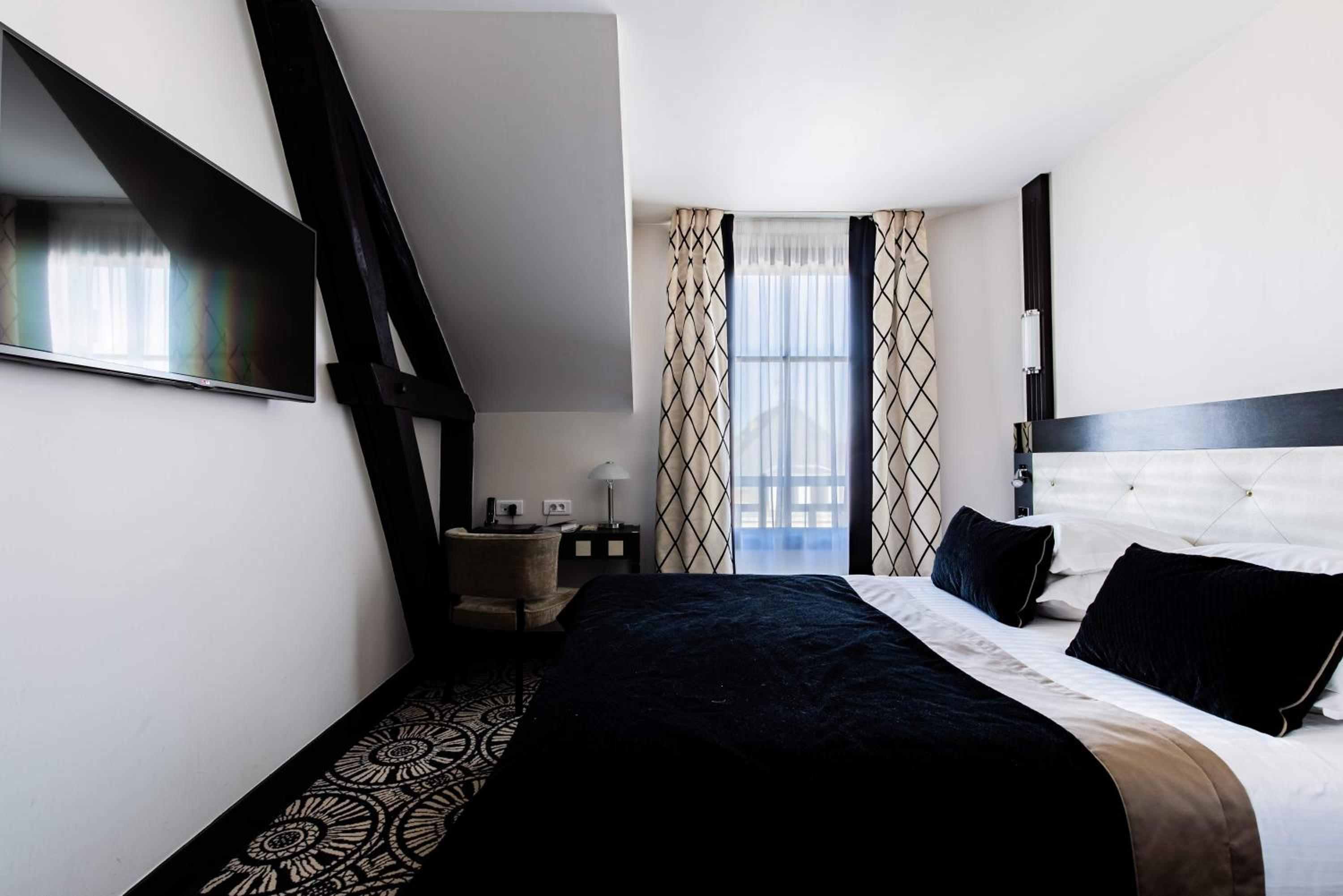 Executive Double Room - Photo 8