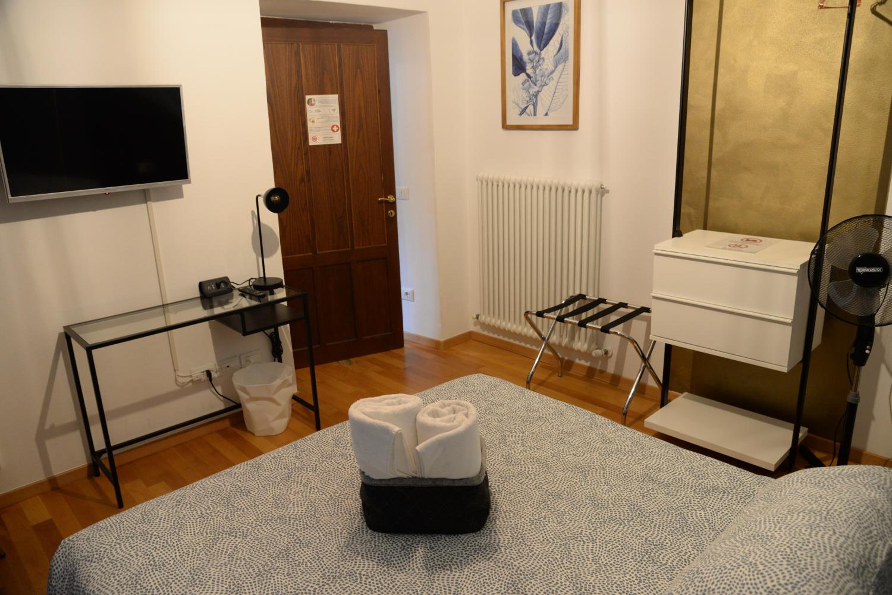 Standard Double Room with Shared Bathroom photo 2