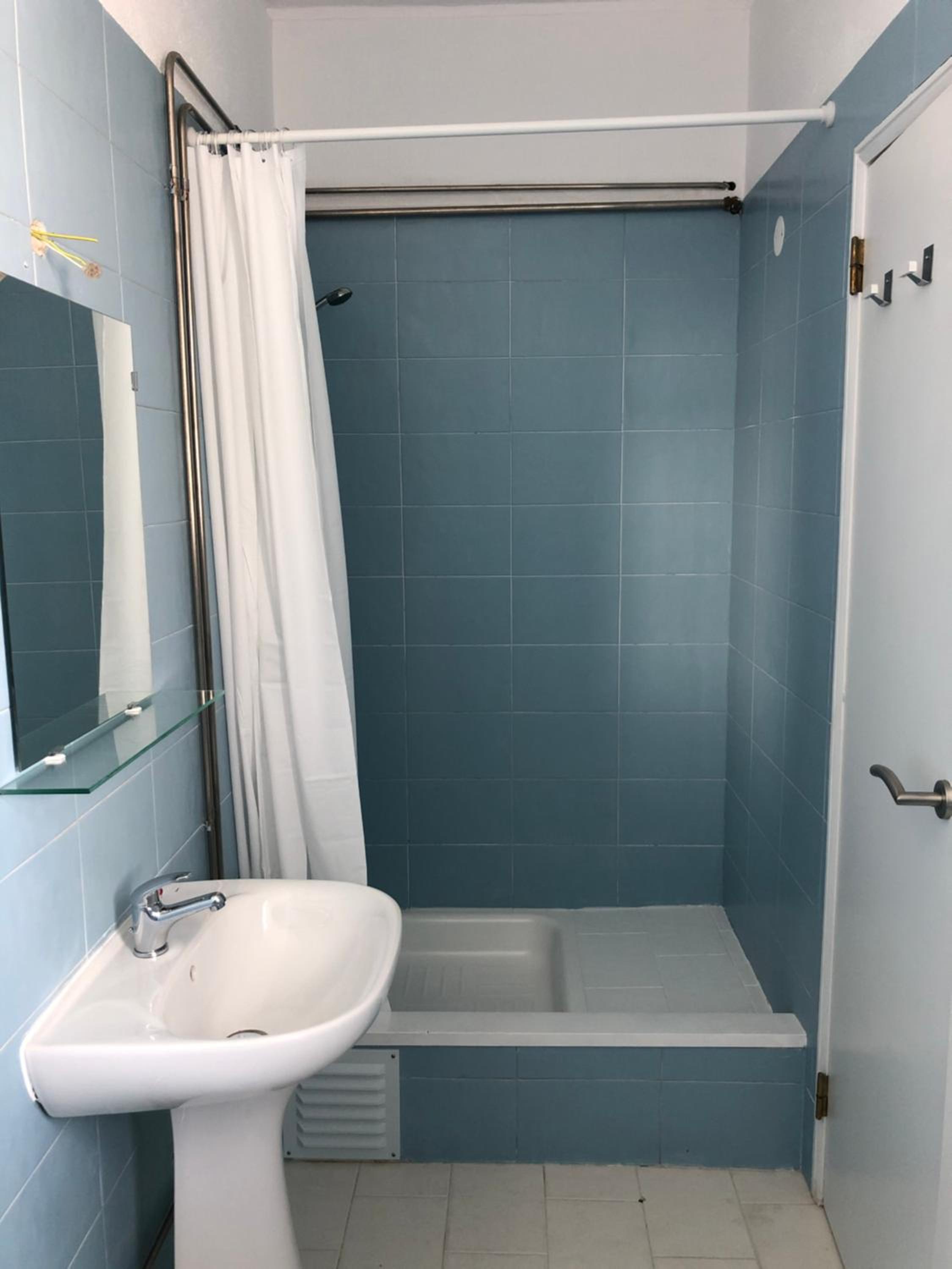 Twin Room with Private Bathroom - Photo 8
