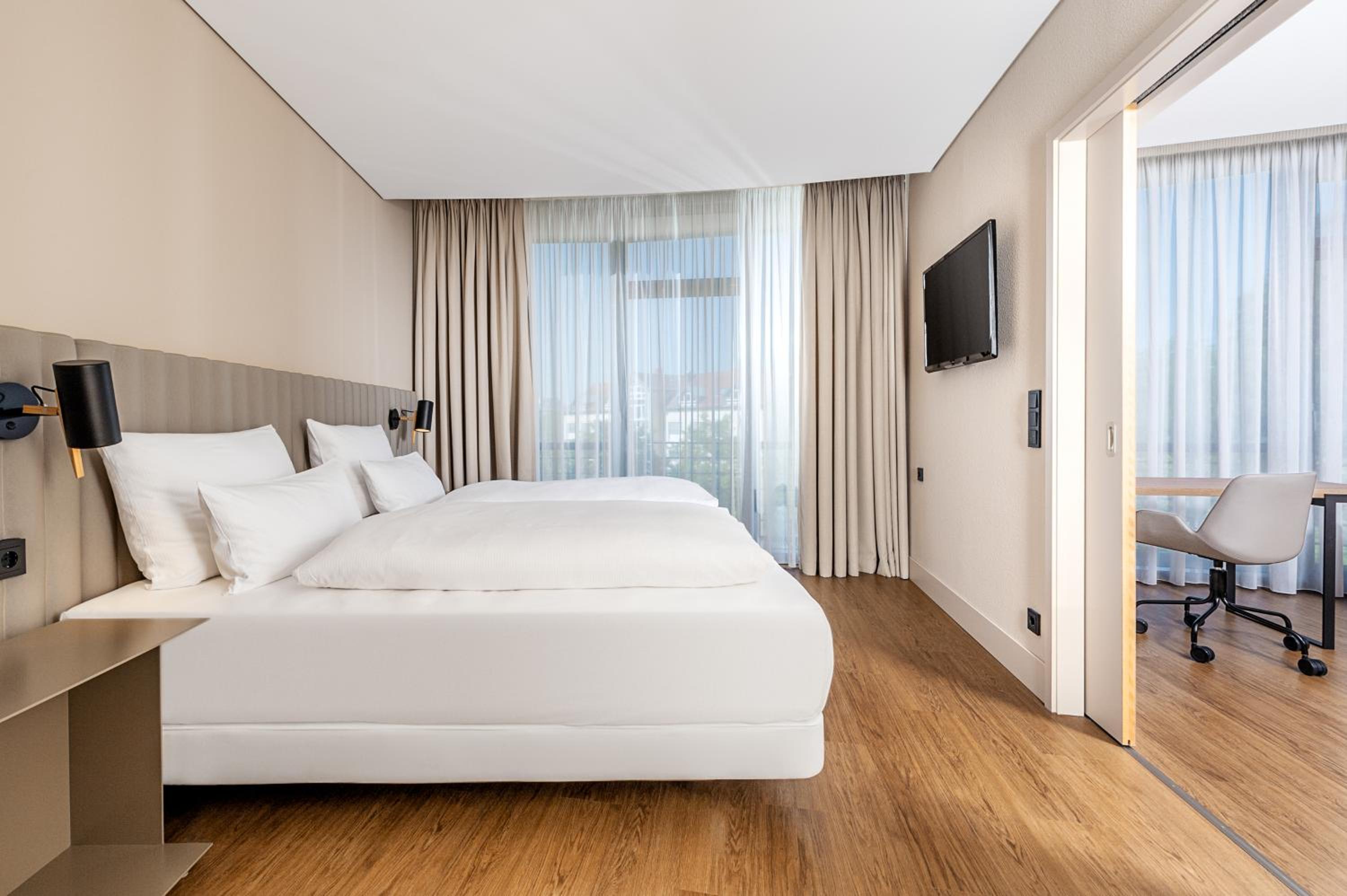 Junior Suite Free Parking Promo thumbnail 5