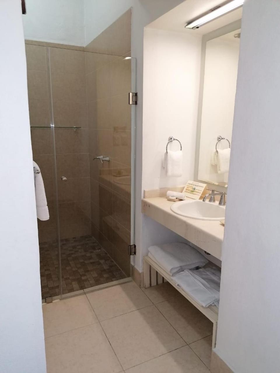 Standard Twin Room - Photo 6