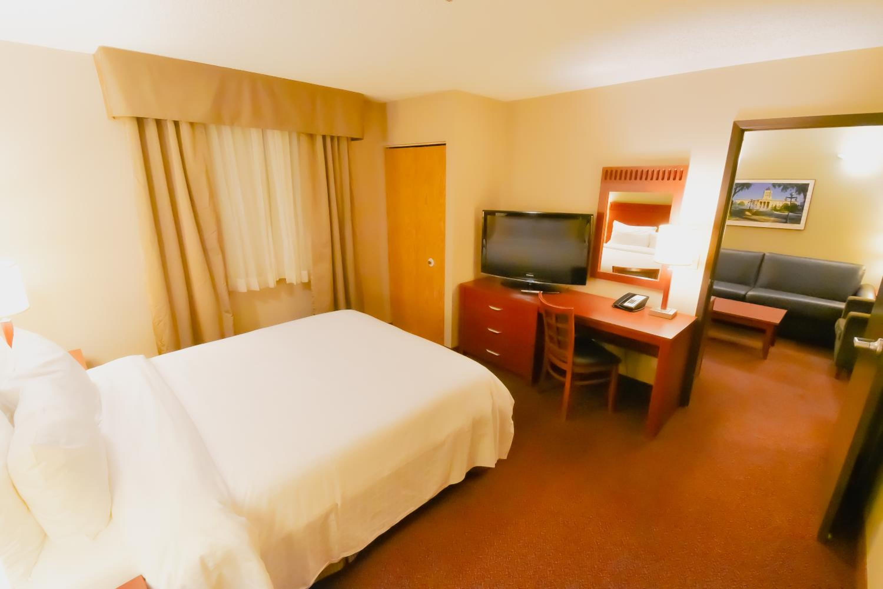 Queen Suite - Photo 1