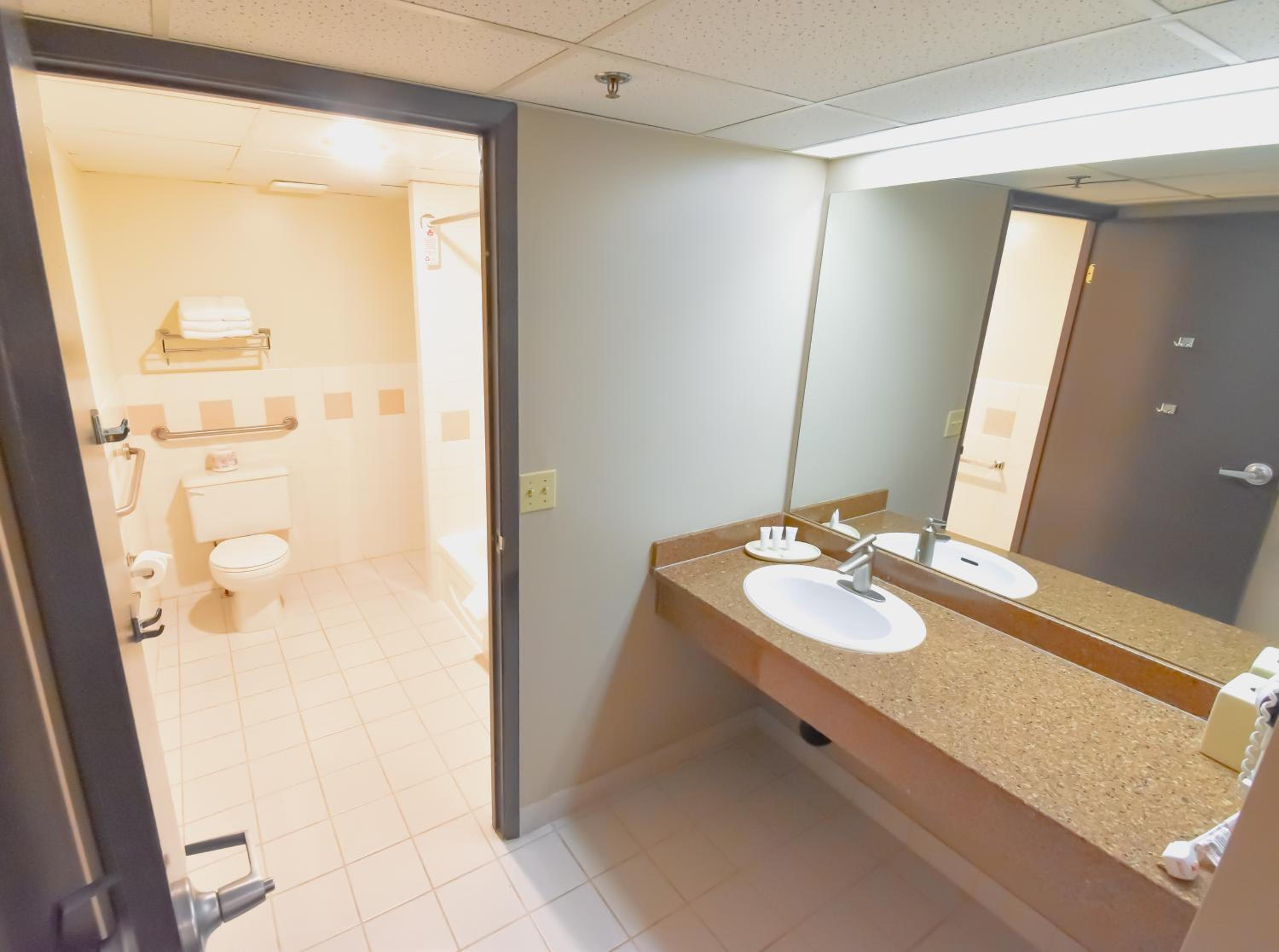 Queen Suite - Photo 7
